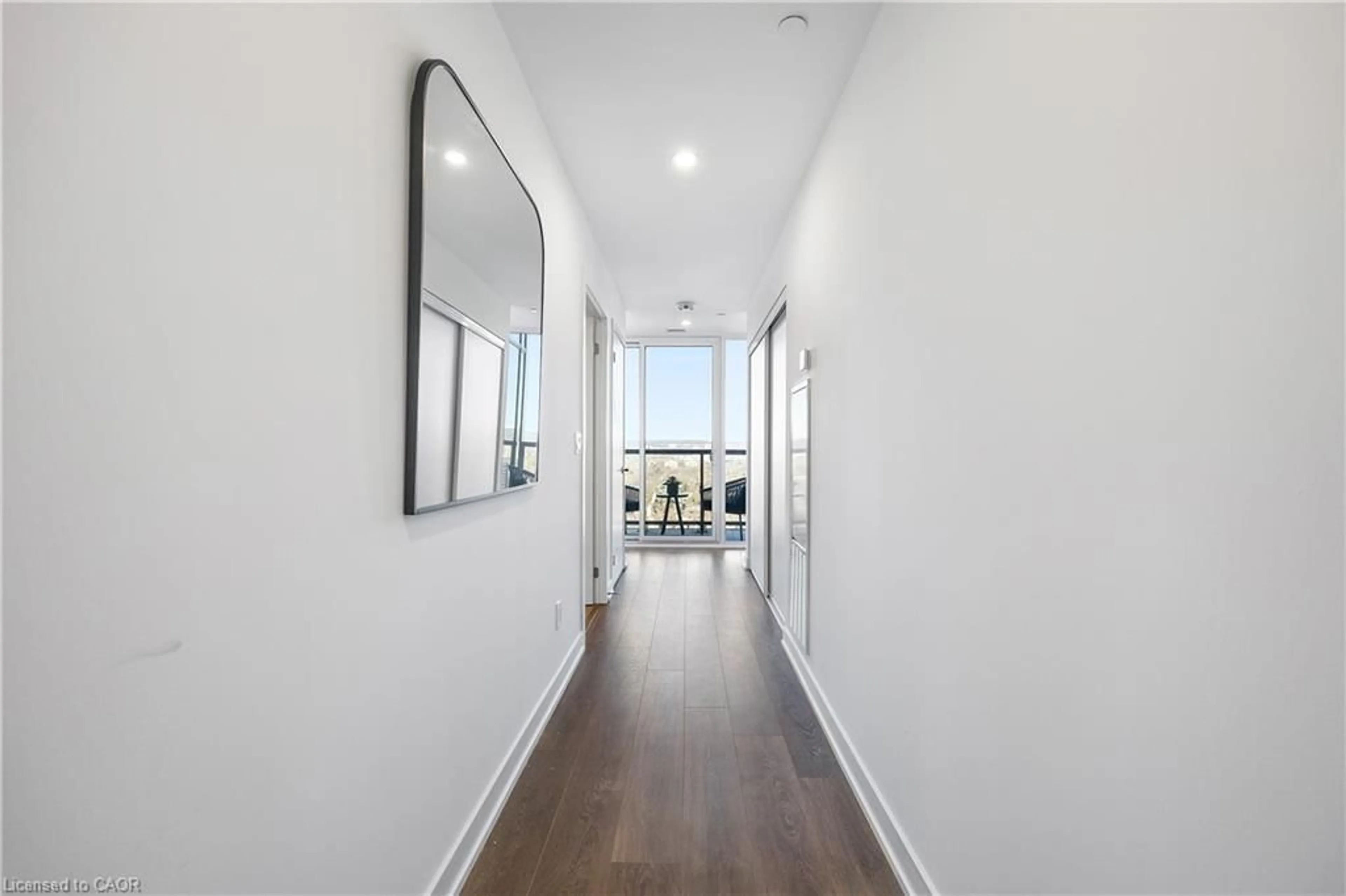 Indoor foyer for 370 Martha St #801, Burlington Ontario L7R 2P7