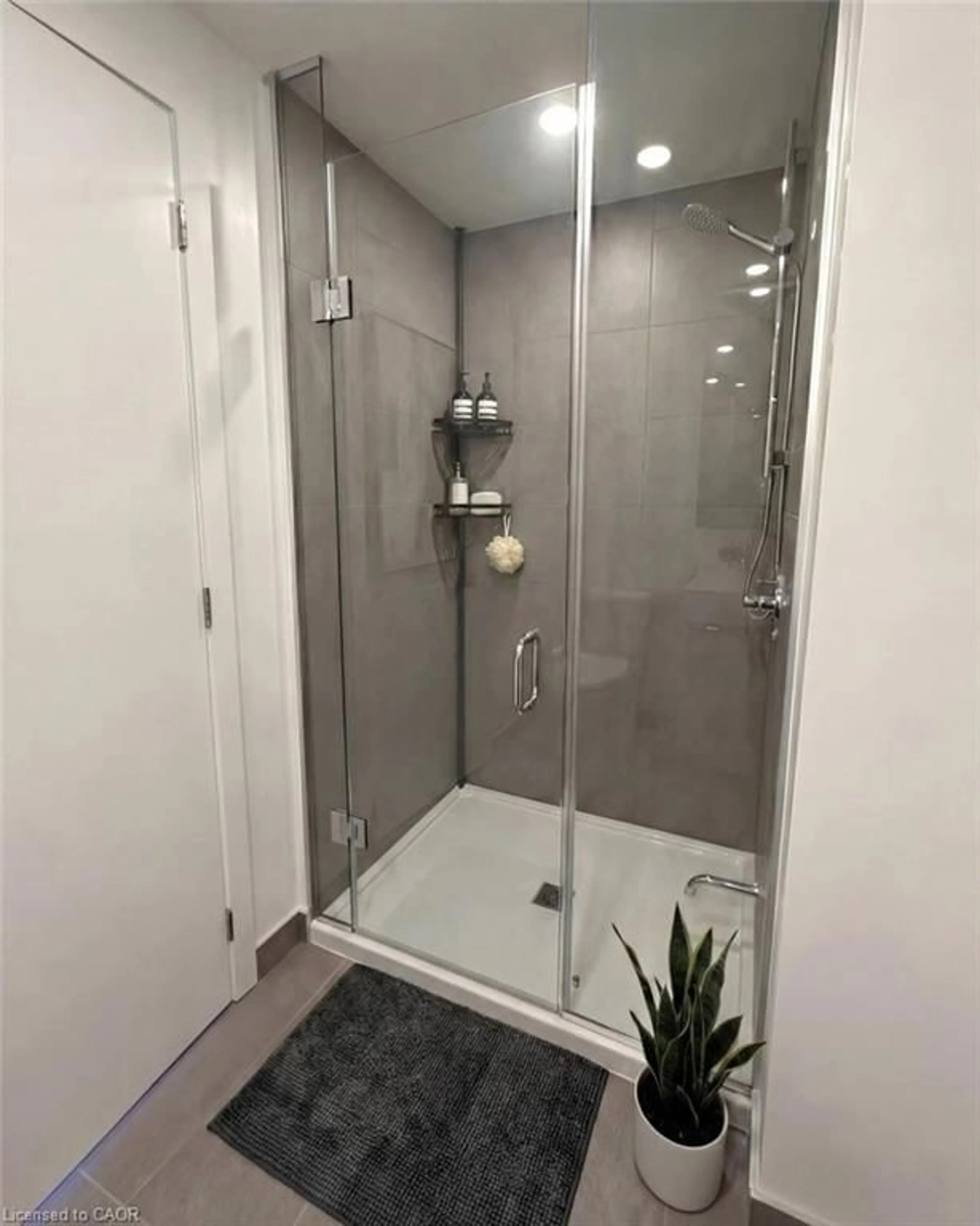Contemporary bathroom, ceramic/tile floor for 370 Martha St #1403, Burlington Ontario L7R 0G9