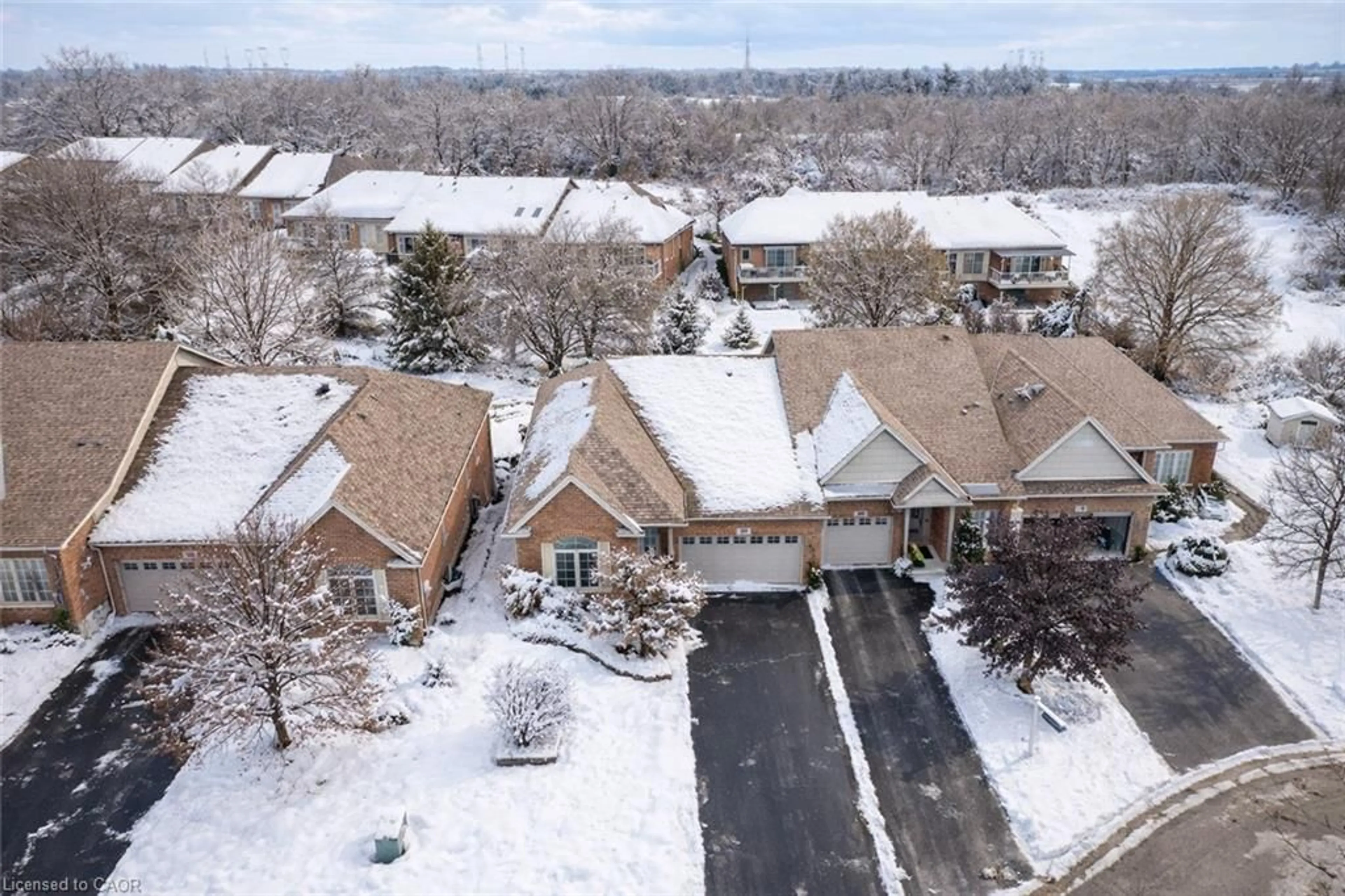 A pic from outside/outdoor area/front of a property/back of a property/a pic from drone, street for 13 Iron Bridge Crt, Caledonia Ontario N3W 0A4