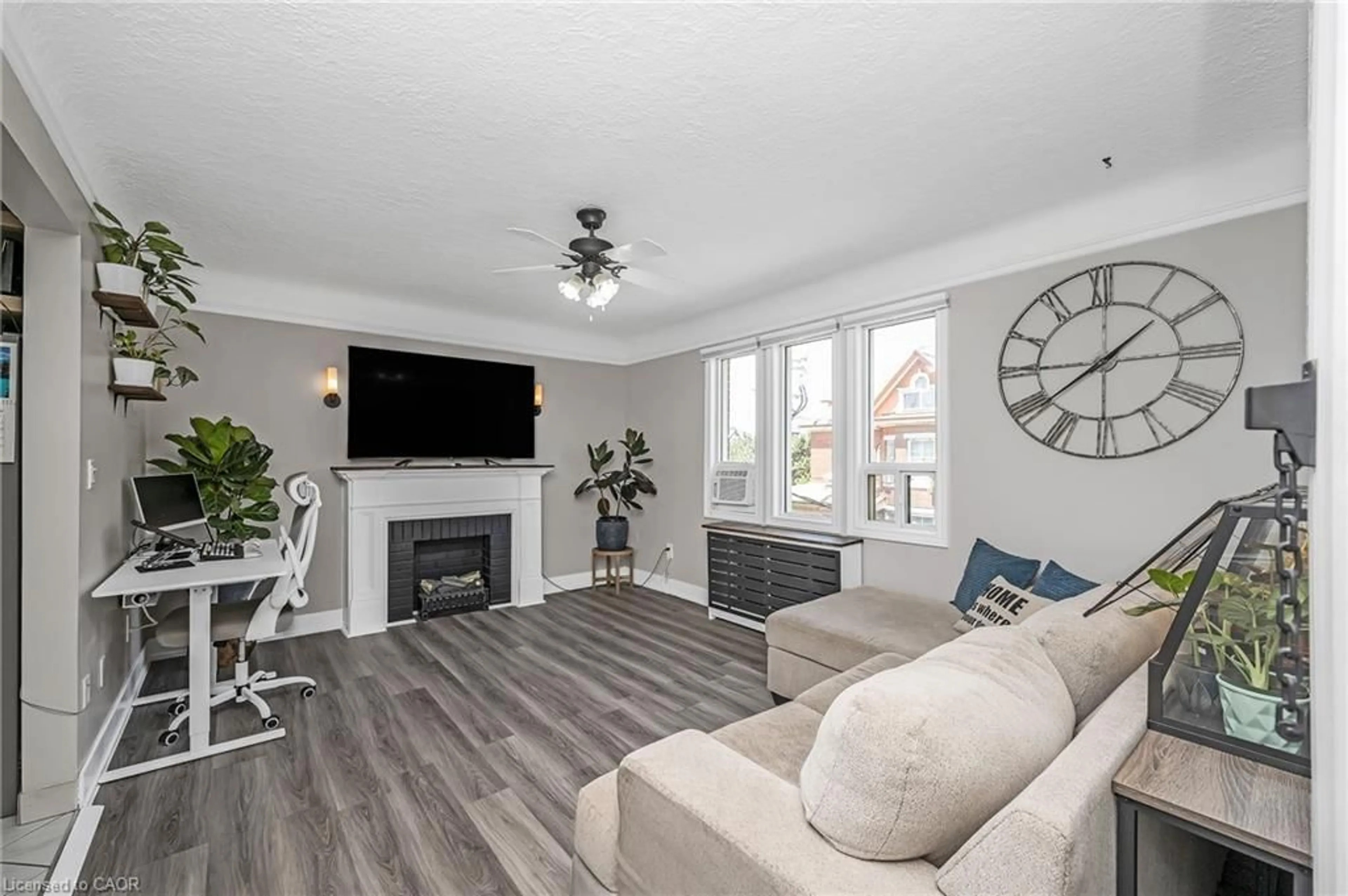 Living room with furniture, unknown for 6 Vineland Ave #22, Hamilton Ontario L8M 1R4