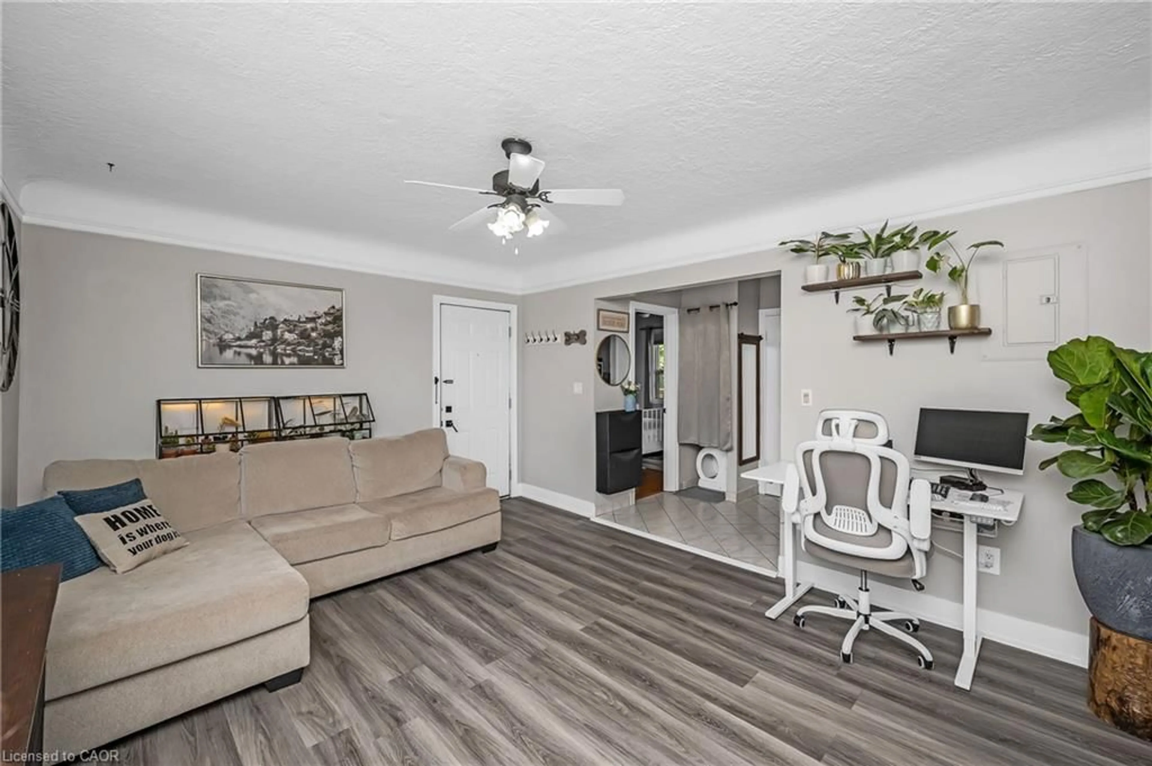 Living room with furniture, wood/laminate floor for 6 Vineland Ave #22, Hamilton Ontario L8M 1R4