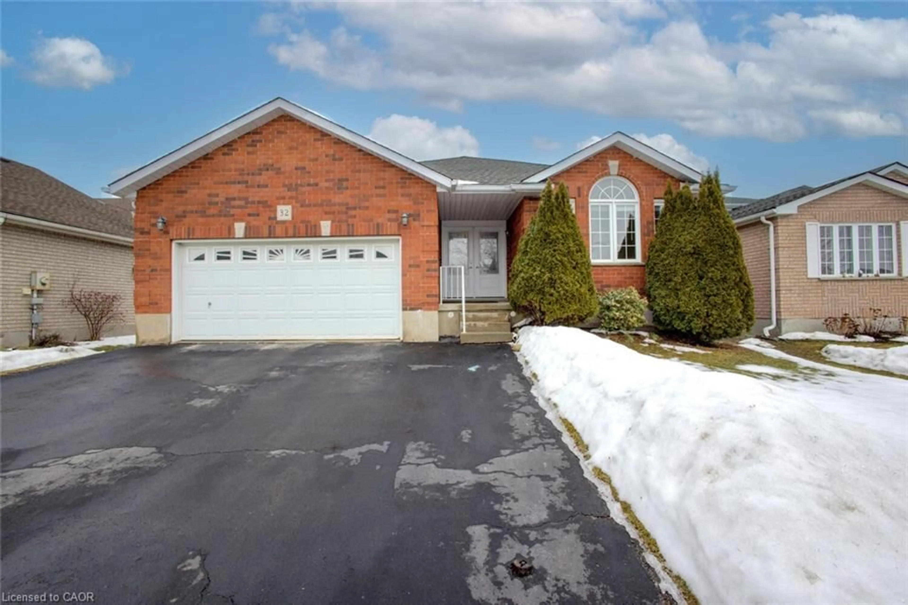 Home with brick exterior material, street for 32 Chalk Crt, Cambridge Ontario N1T 1Y6