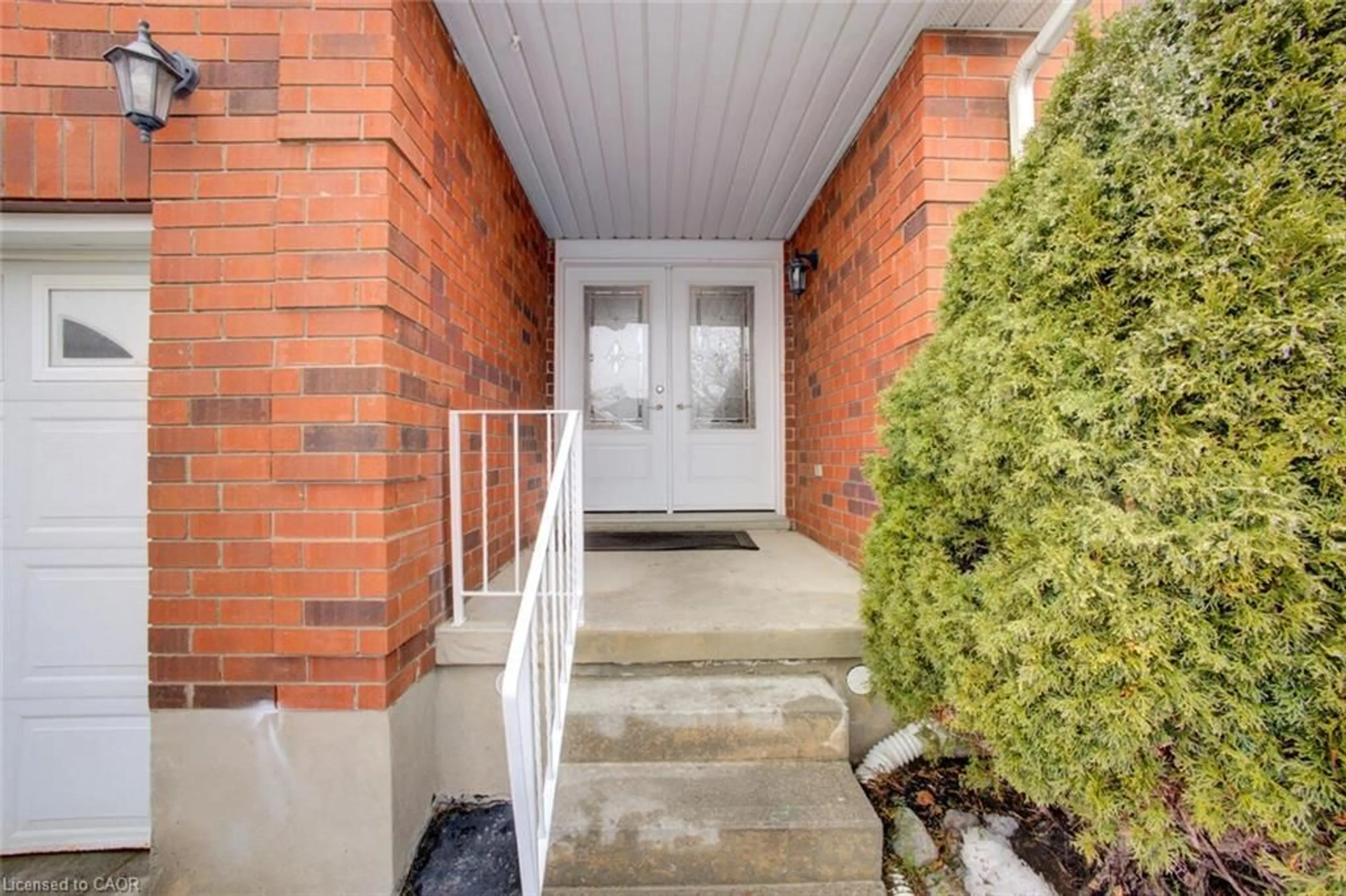 Indoor entryway for 32 Chalk Crt, Cambridge Ontario N1T 1Y6