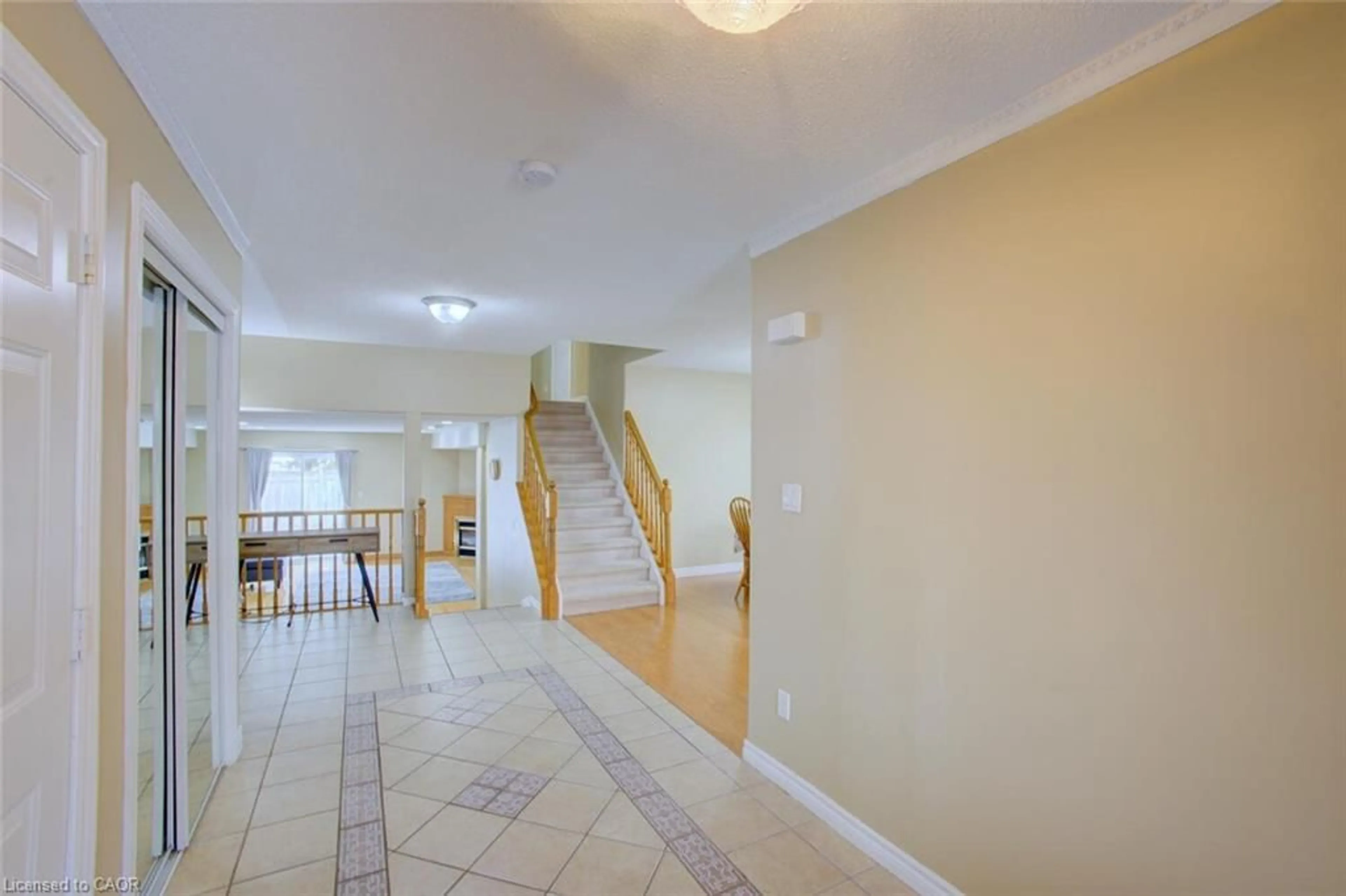 Indoor foyer for 32 Chalk Crt, Cambridge Ontario N1T 1Y6