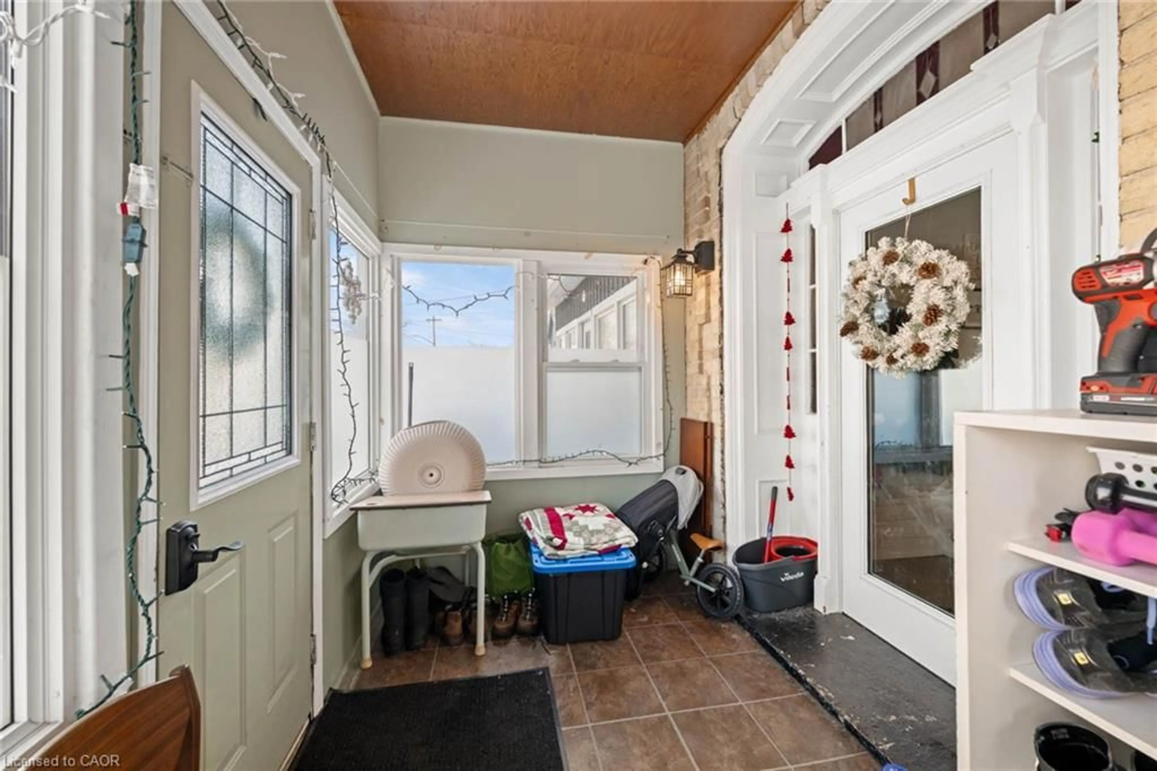 Indoor entryway for 566-570 Main St, Listowel Ontario N4W 2C6