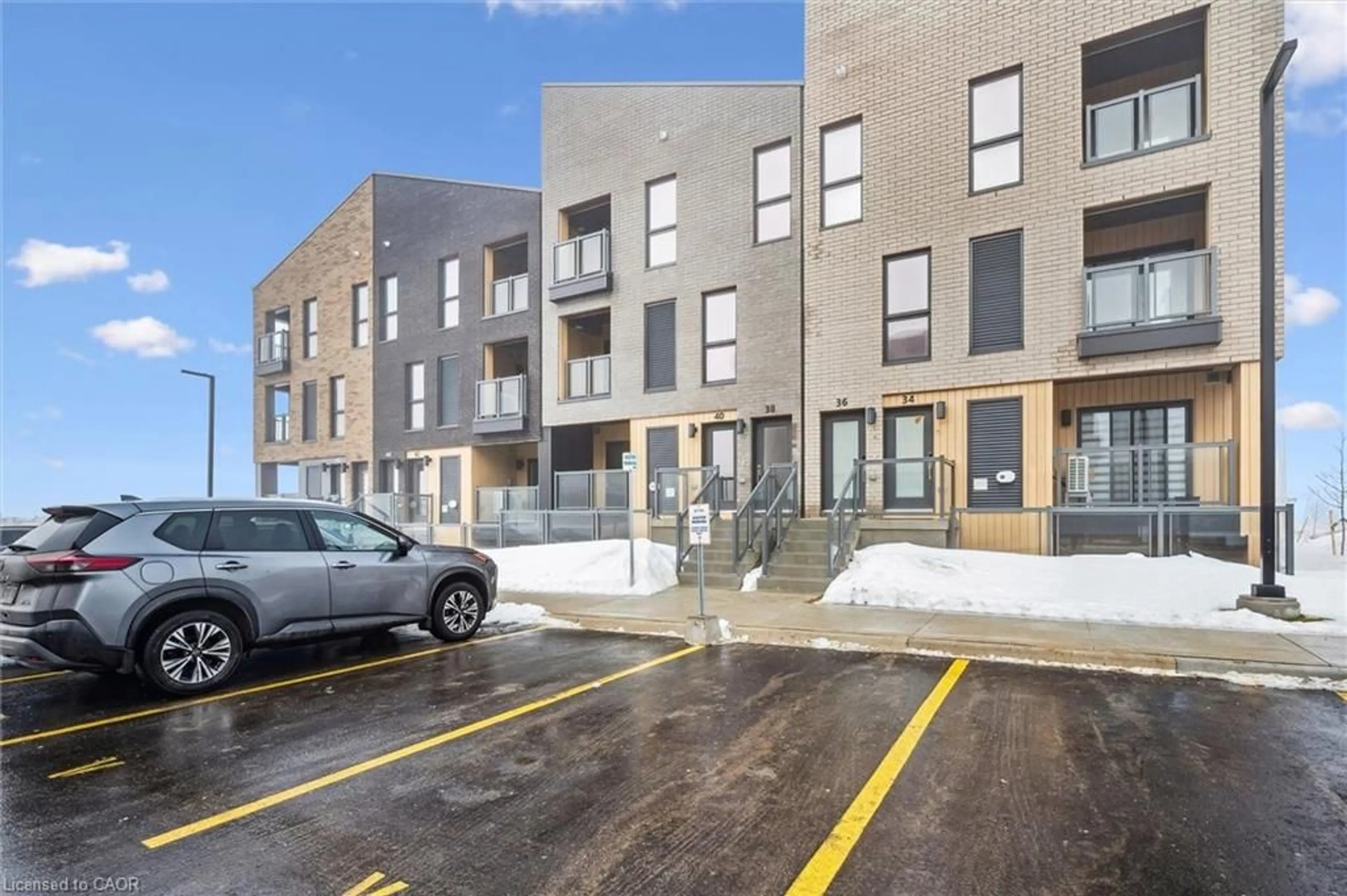 A pic from outside/outdoor area/front of a property/back of a property/a pic from drone, street for 40 Urbane Blvd, Kitchener Ontario N2E 0H8