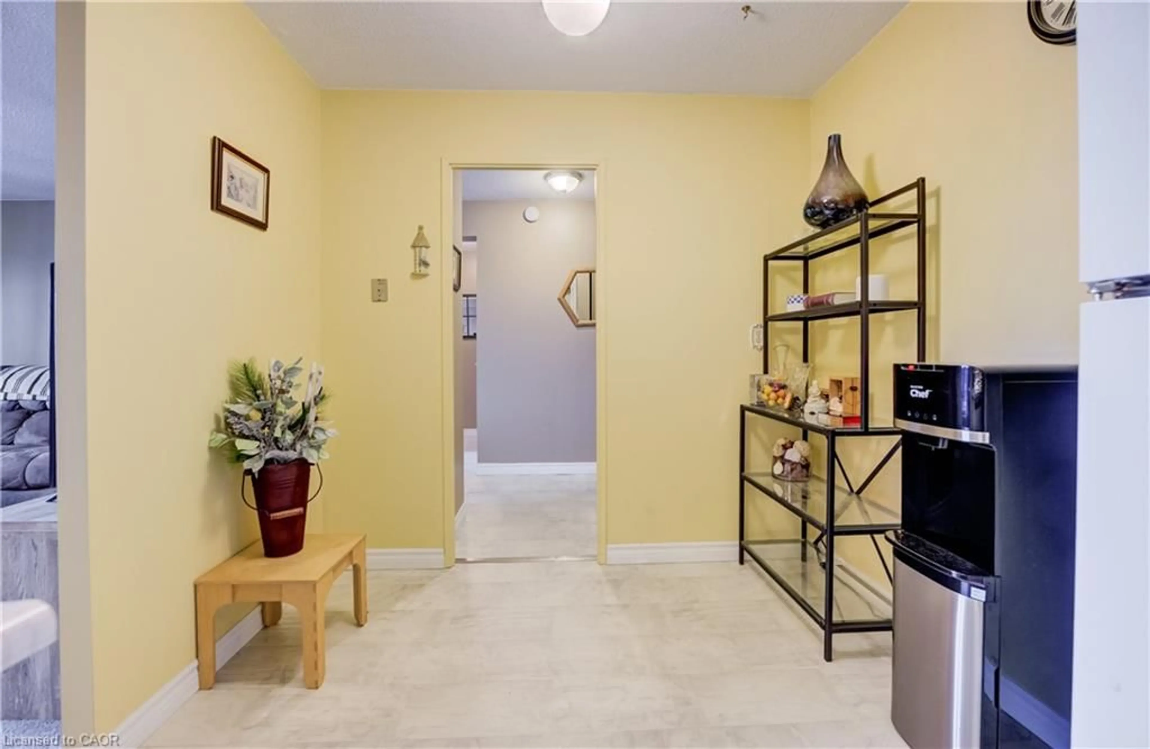 Indoor foyer for 225 Harvard Pl #911, Waterloo Ontario N2J 4H4