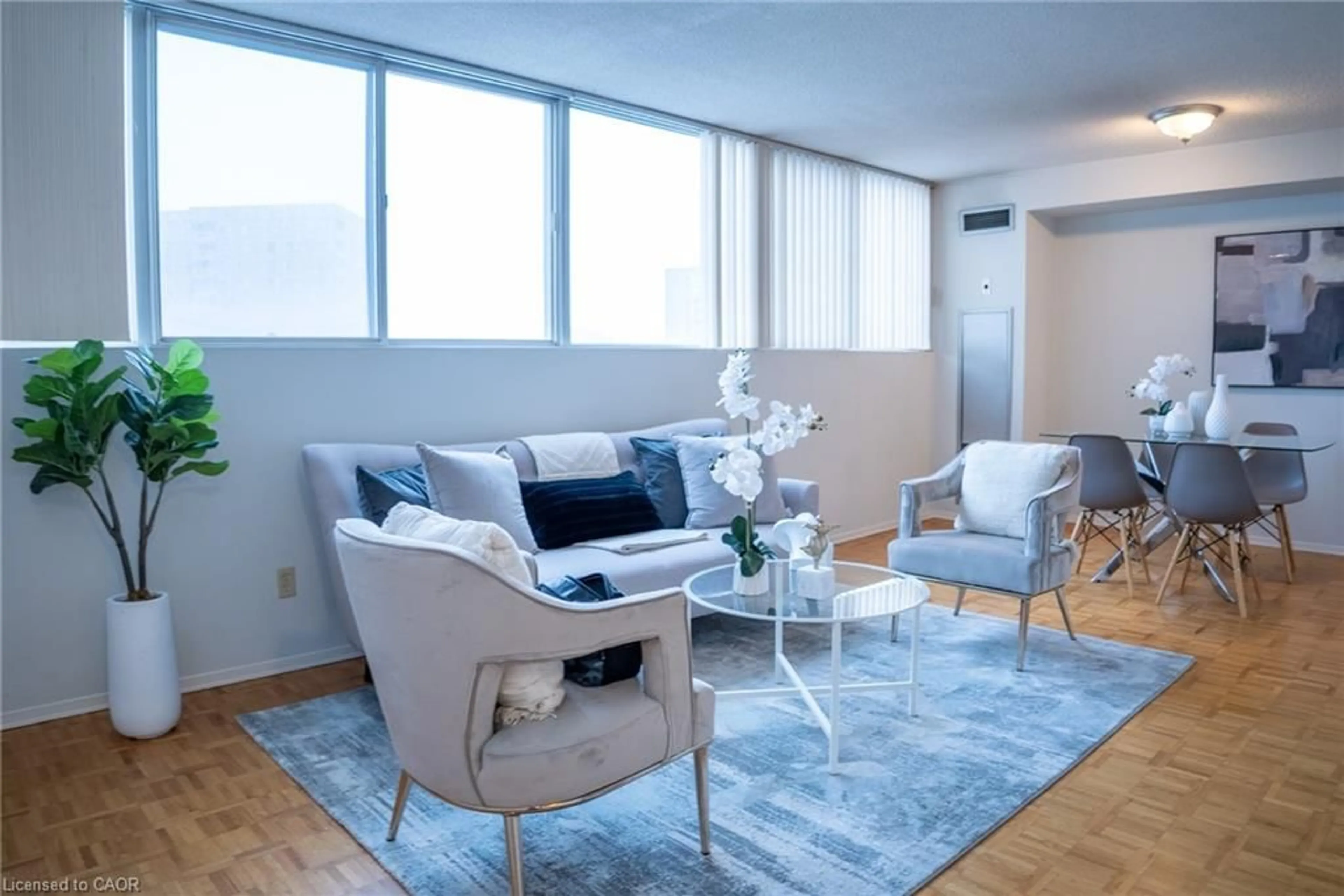 Living room with furniture, unknown for 3700 Kaneff Cres, Mississauga Ontario L5A 4B8