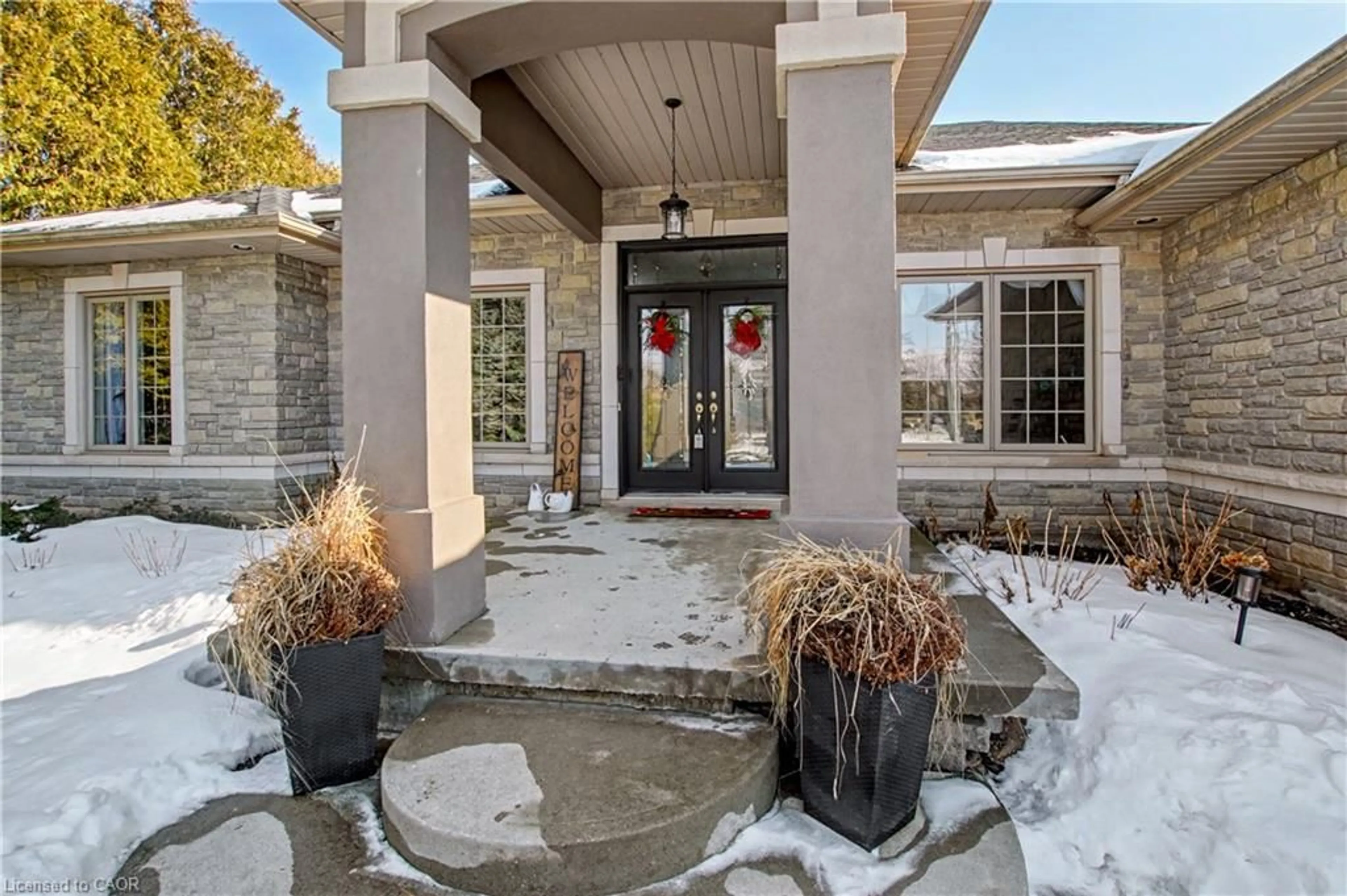 Indoor entryway for 2 Irongate Dr, Paris Ontario N3L 4G4