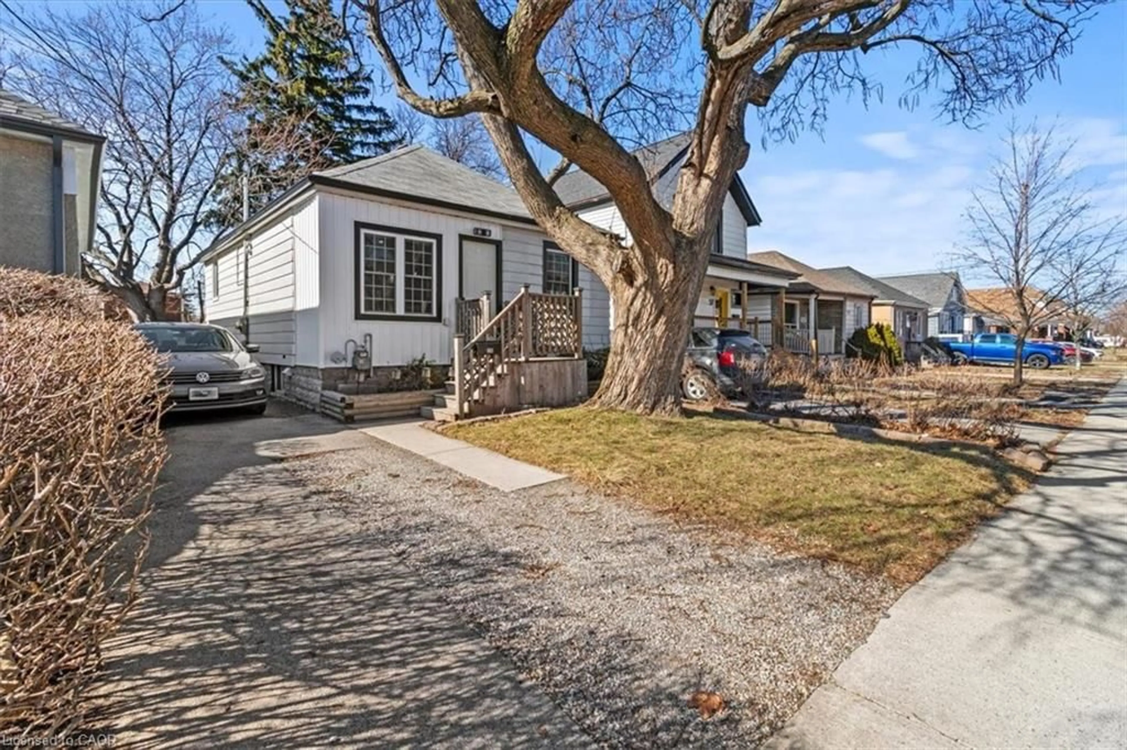 A pic from outside/outdoor area/front of a property/back of a property/a pic from drone, street for 29 Wexford Ave, Hamilton Ontario L8H 4M2