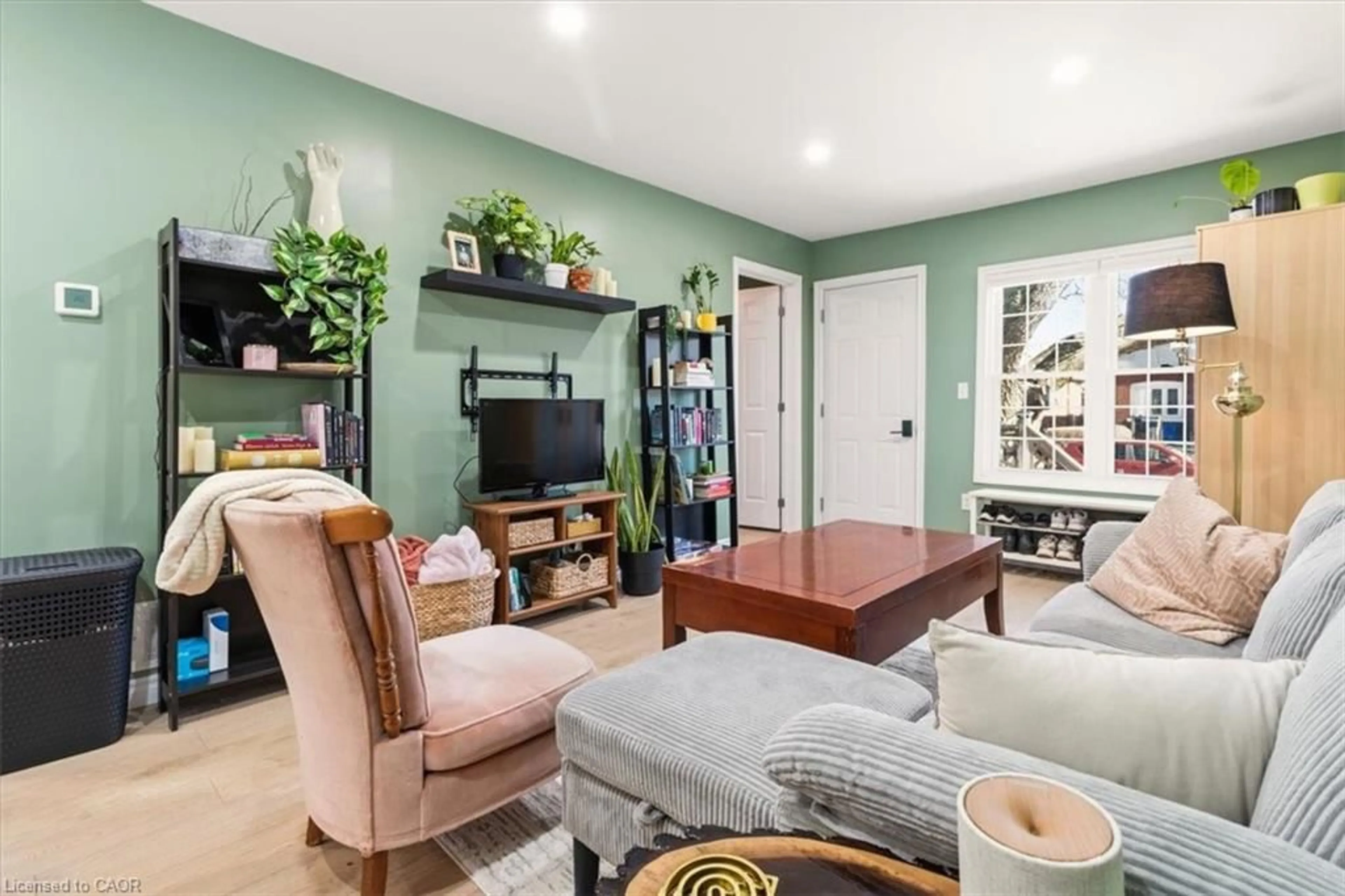 Living room with furniture, unknown for 29 Wexford Ave, Hamilton Ontario L8H 4M2