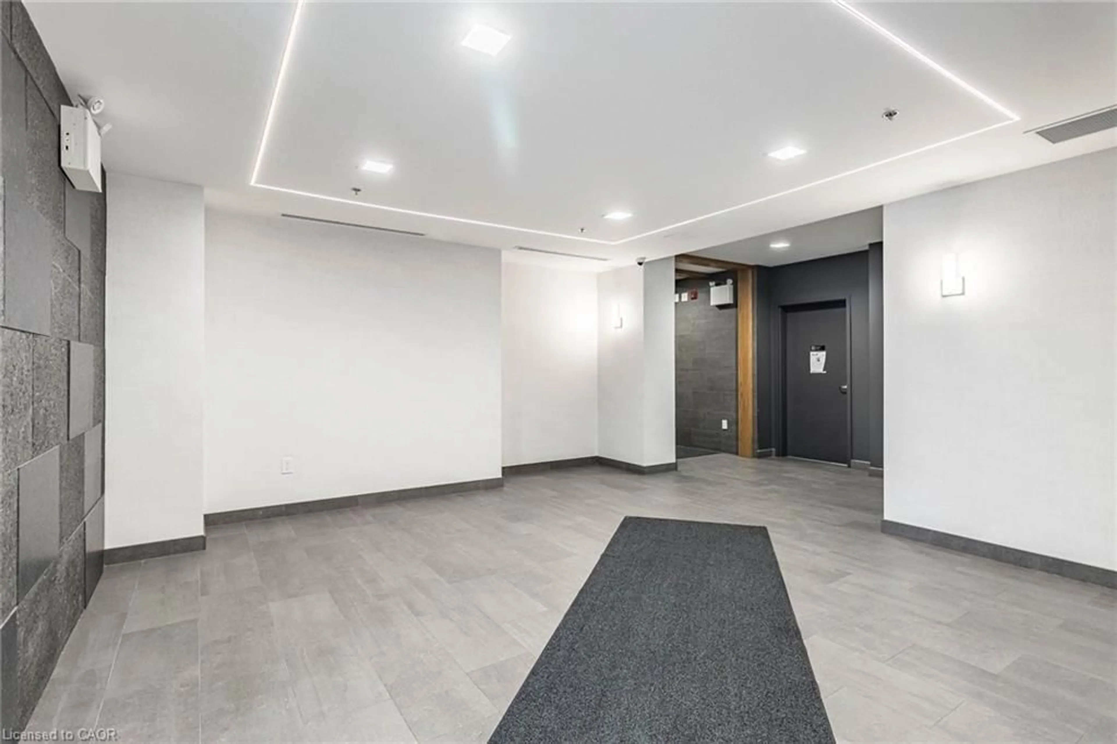 Indoor foyer for 247 Northfield Dr #409, Waterloo Ontario N2K 0H1