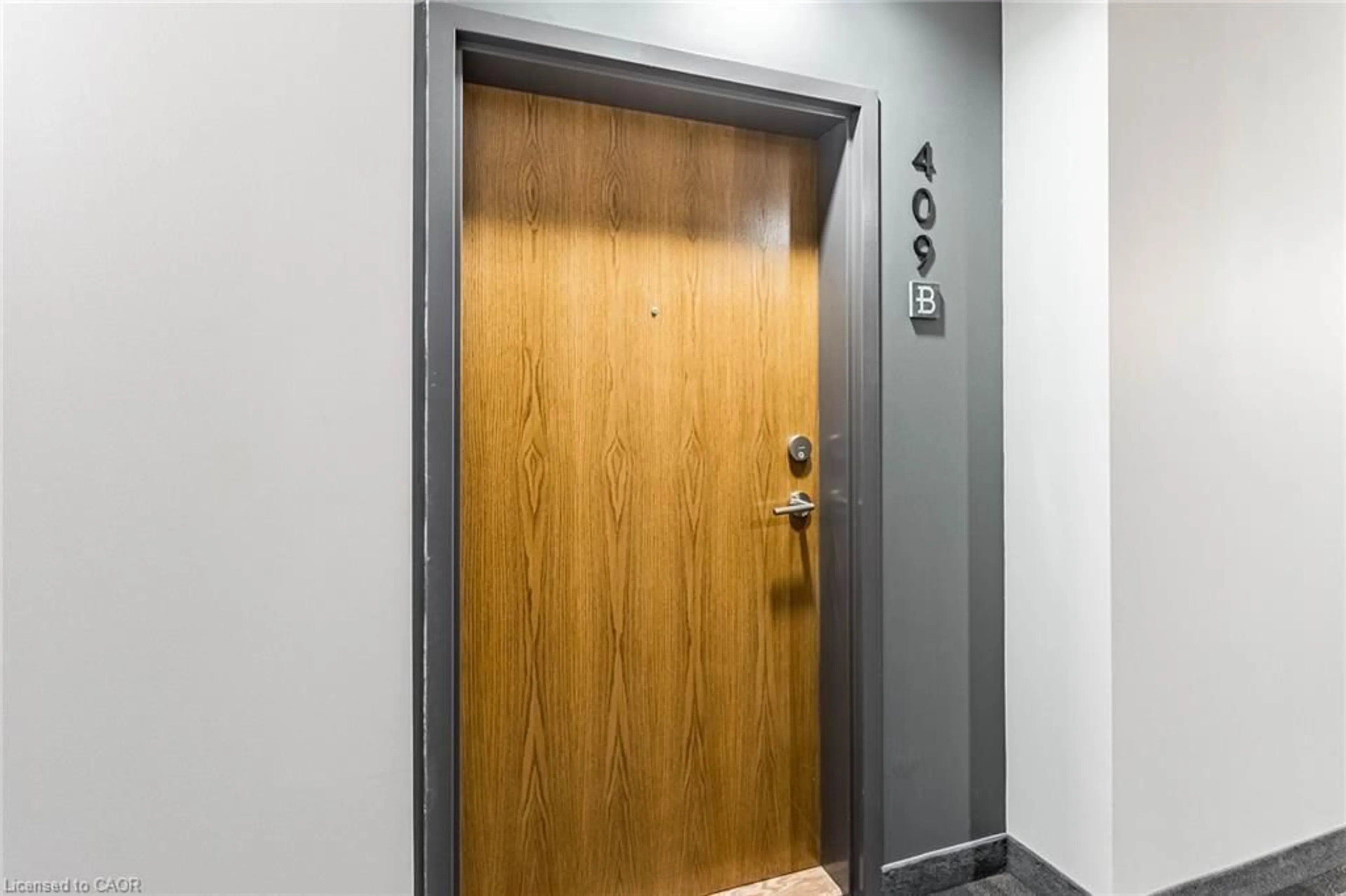 Indoor foyer for 247 Northfield Dr #409, Waterloo Ontario N2K 0H1