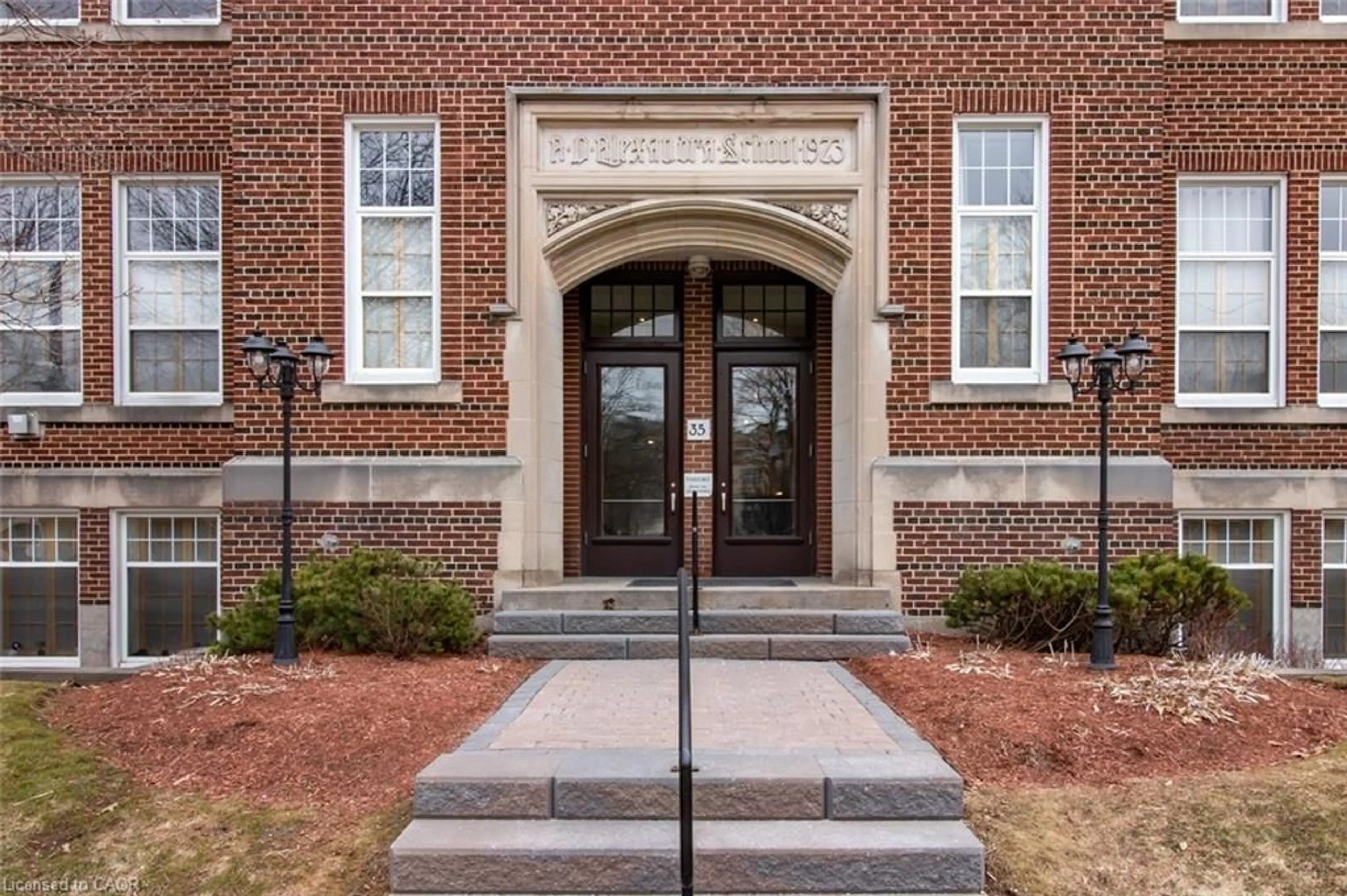 Home with brick exterior material, building for 35 Alexandra Ave #103, Waterloo Ontario N2L 1L4