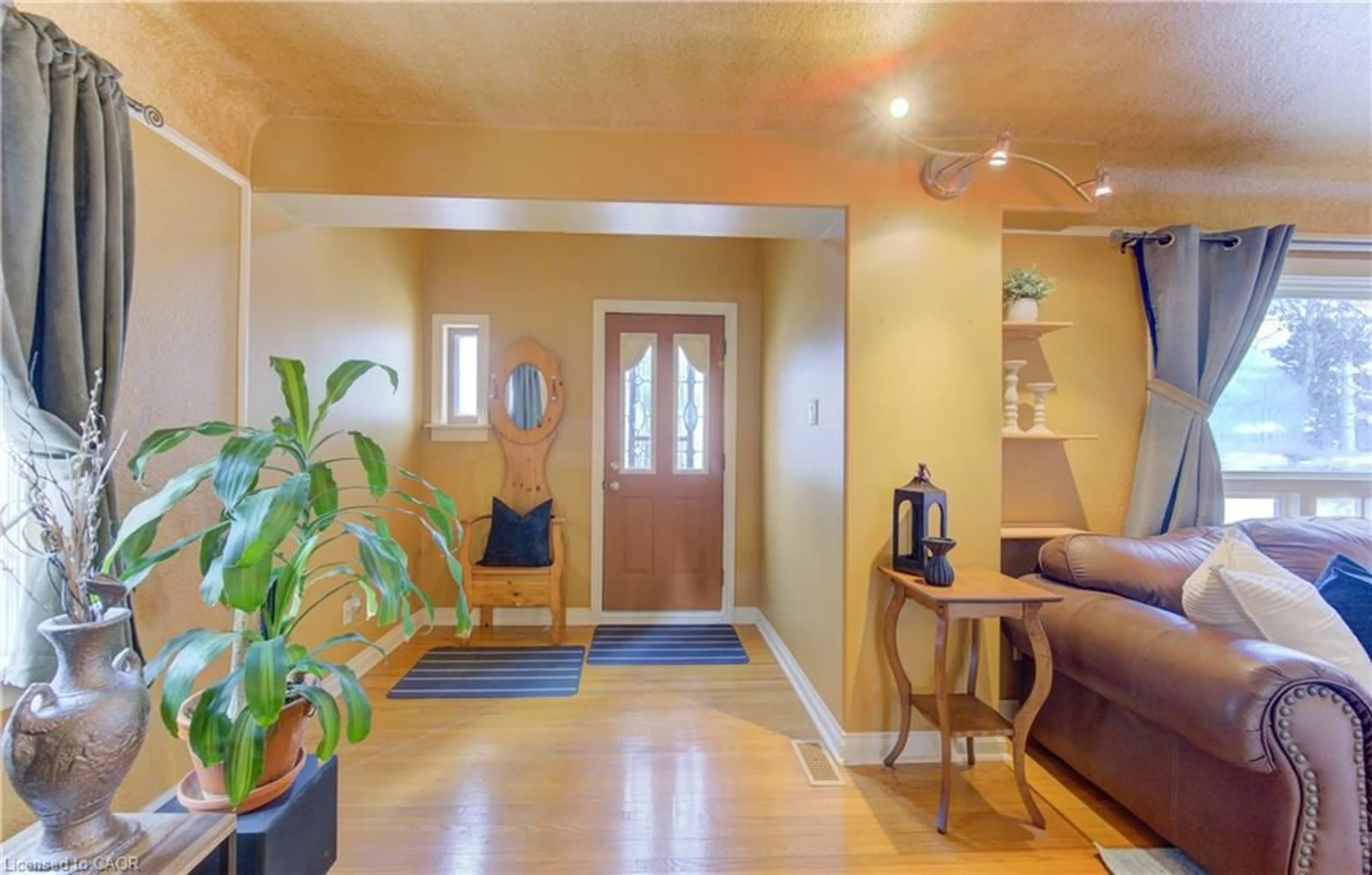 Indoor entryway for 83 Arnold St, Kitchener Ontario N2H 6C9