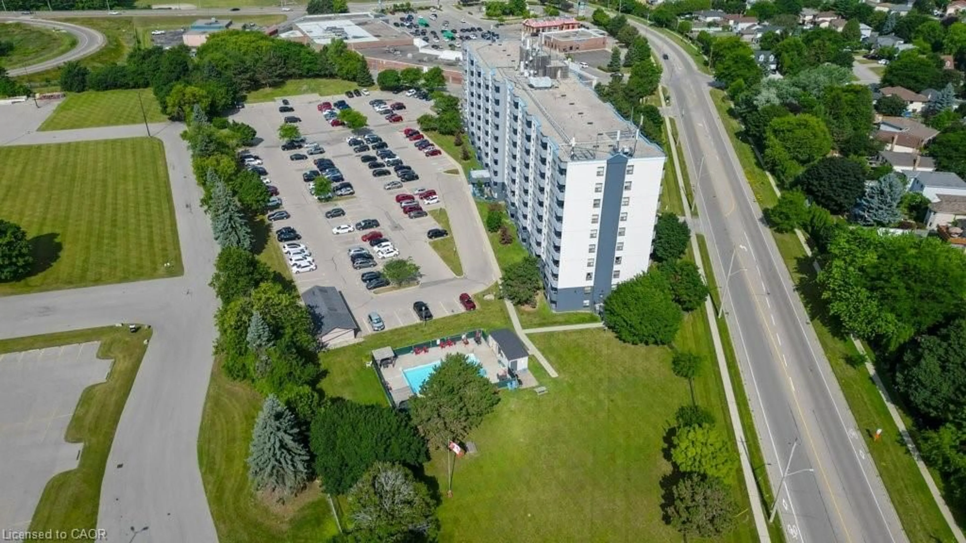 A pic from outside/outdoor area/front of a property/back of a property/a pic from drone, unknown for 200 Jamieson Pky #115, Cambridge Ontario N3C 4B5