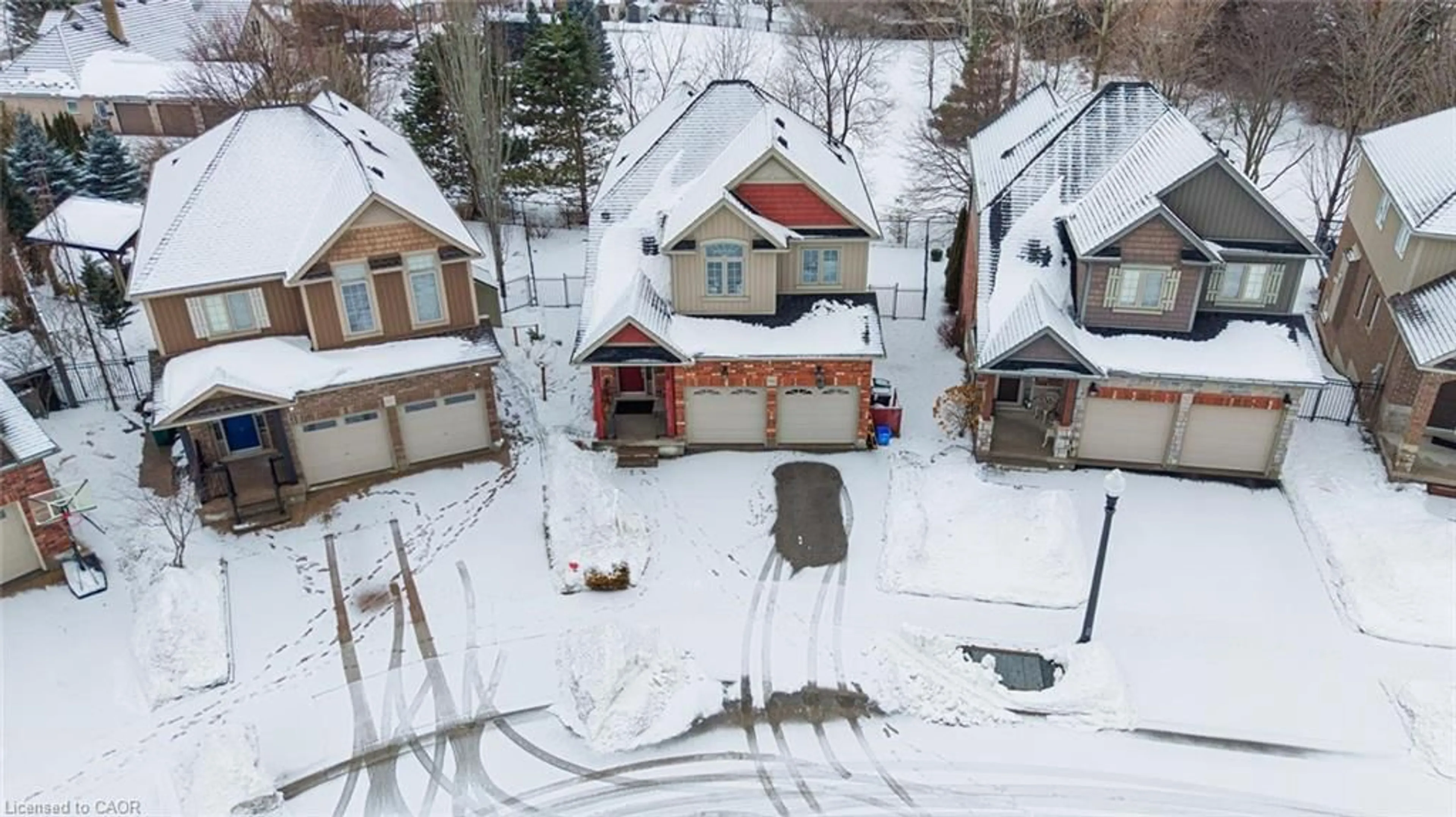 A pic from outside/outdoor area/front of a property/back of a property/a pic from drone, street for 941 Pioneer Grove Crt, Kitchener Ontario N2P 0B2