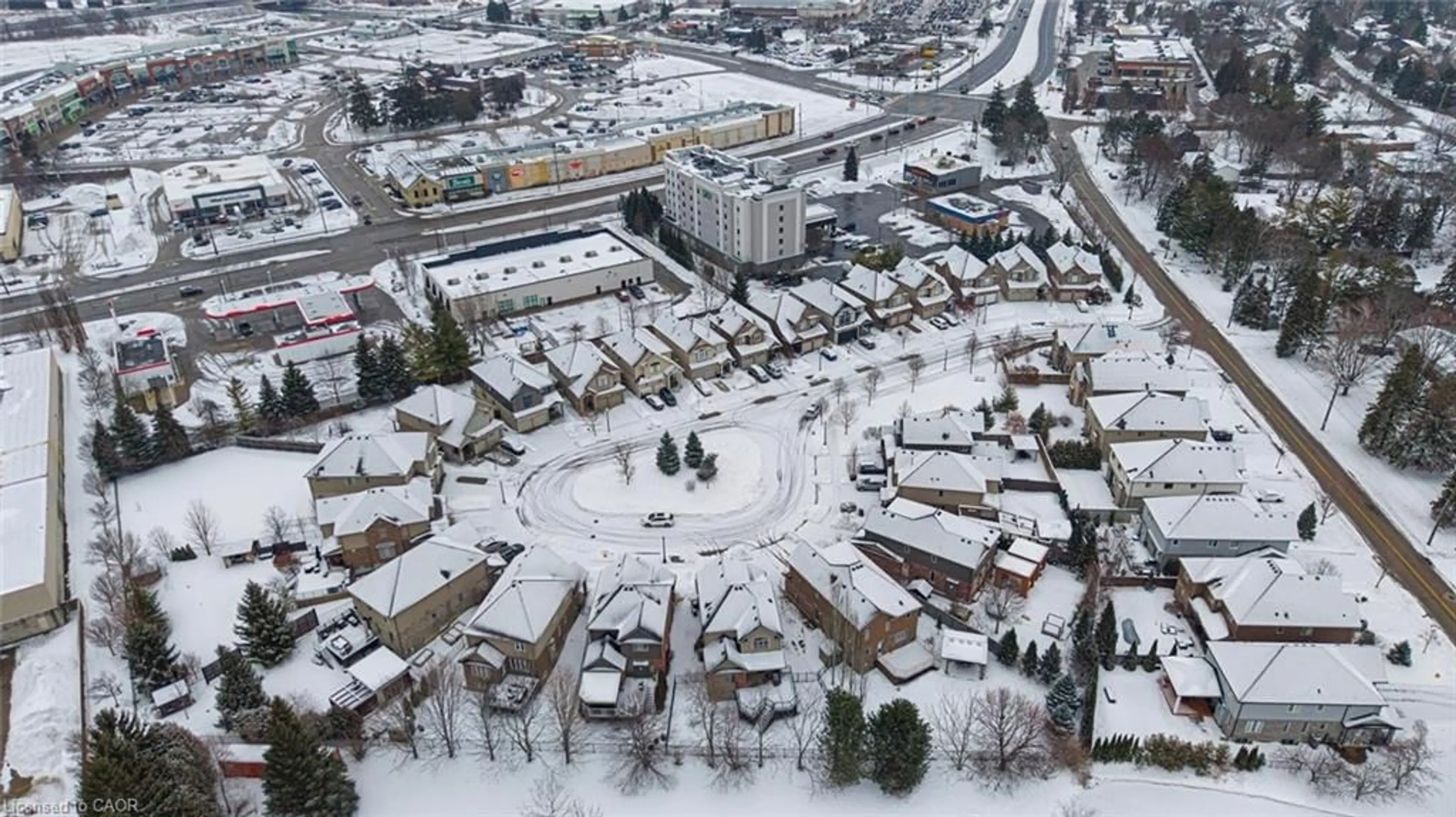 A pic from outside/outdoor area/front of a property/back of a property/a pic from drone, street for 941 Pioneer Grove Crt, Kitchener Ontario N2P 0B2