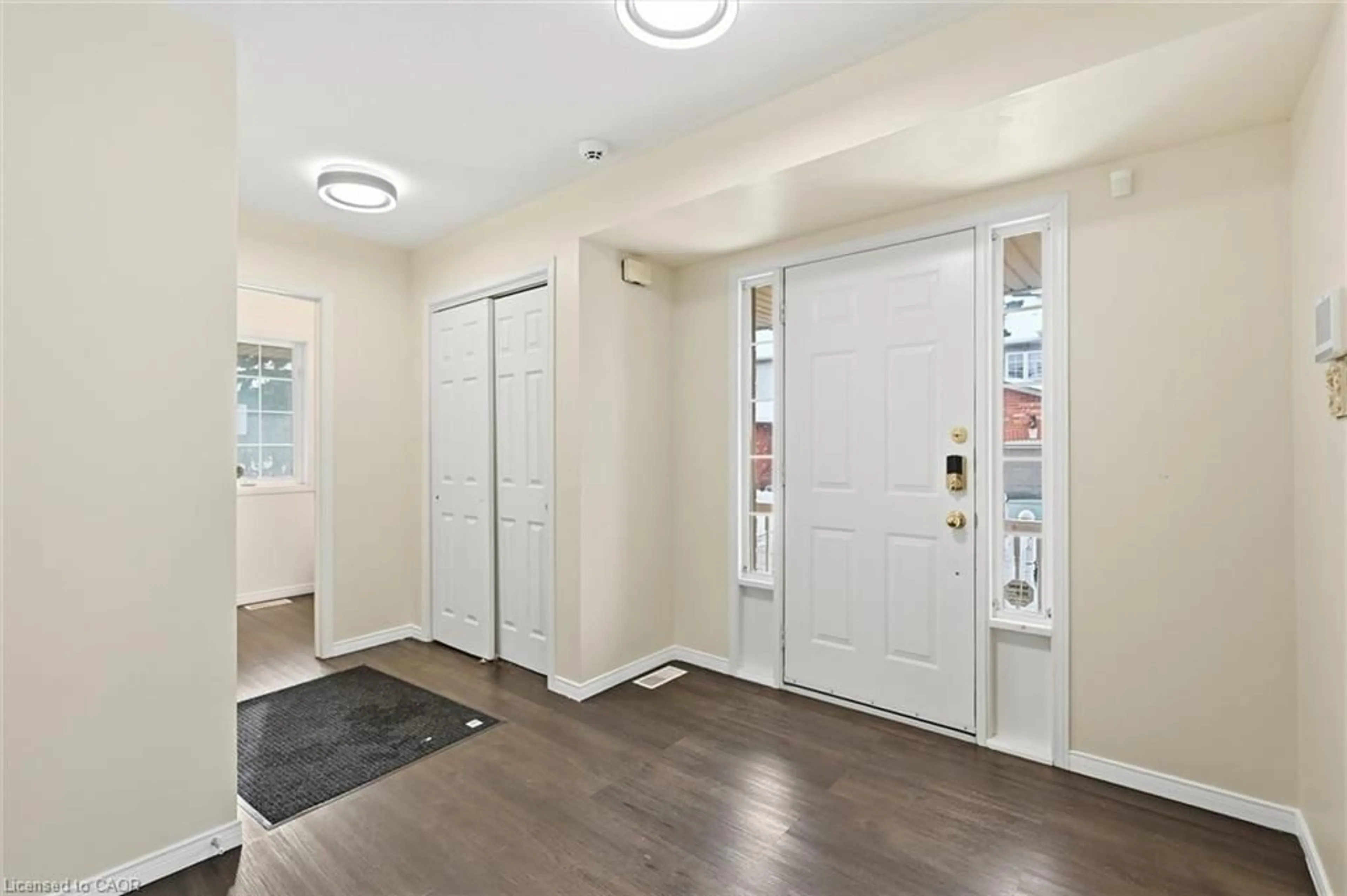 Indoor entryway for 346 Highland Rd, Stoney Creek Ontario L8J 3T3