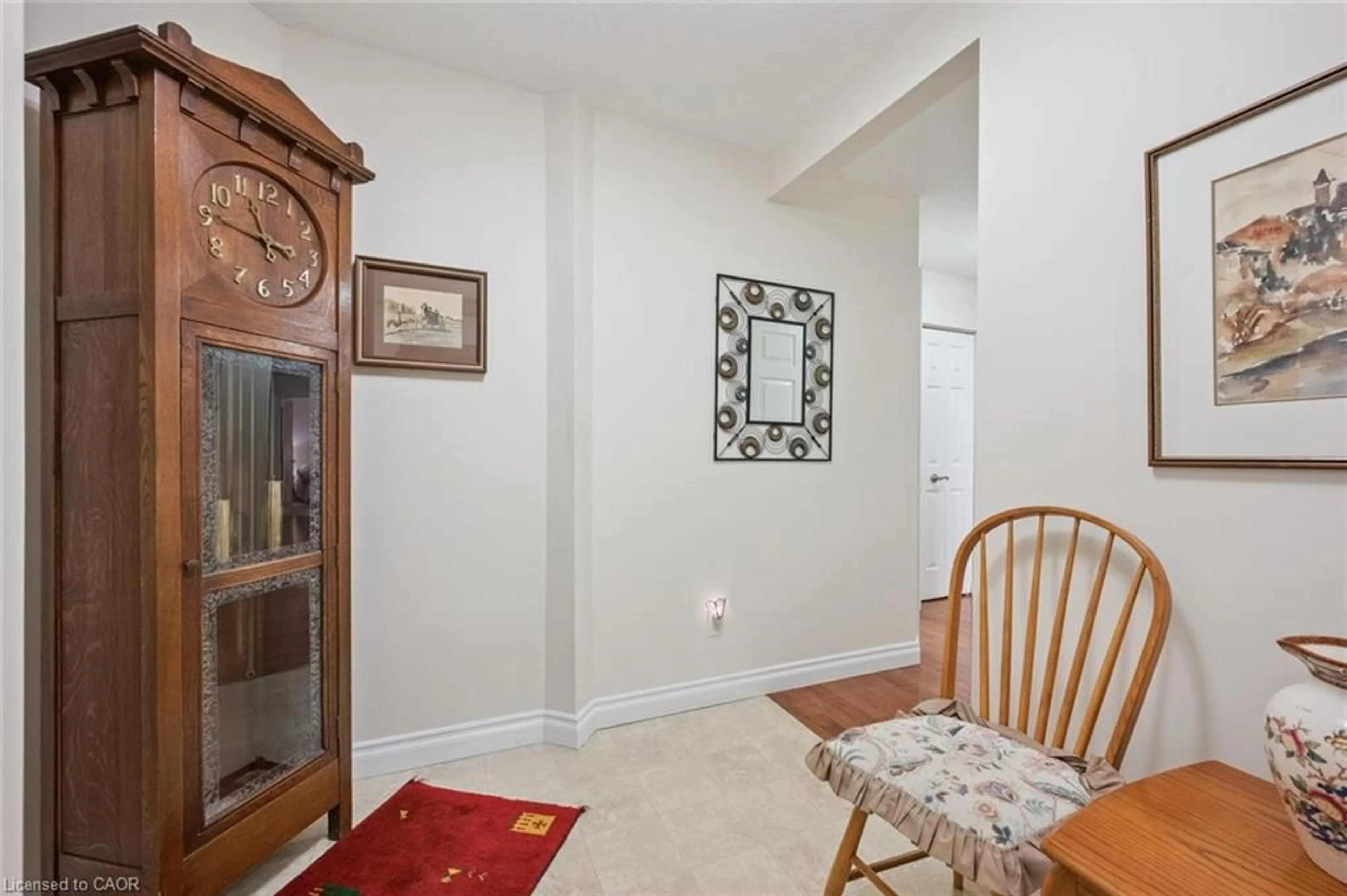 Indoor foyer for 1009 Queenston Rd #216, Cambridge Ontario N3H 3K7