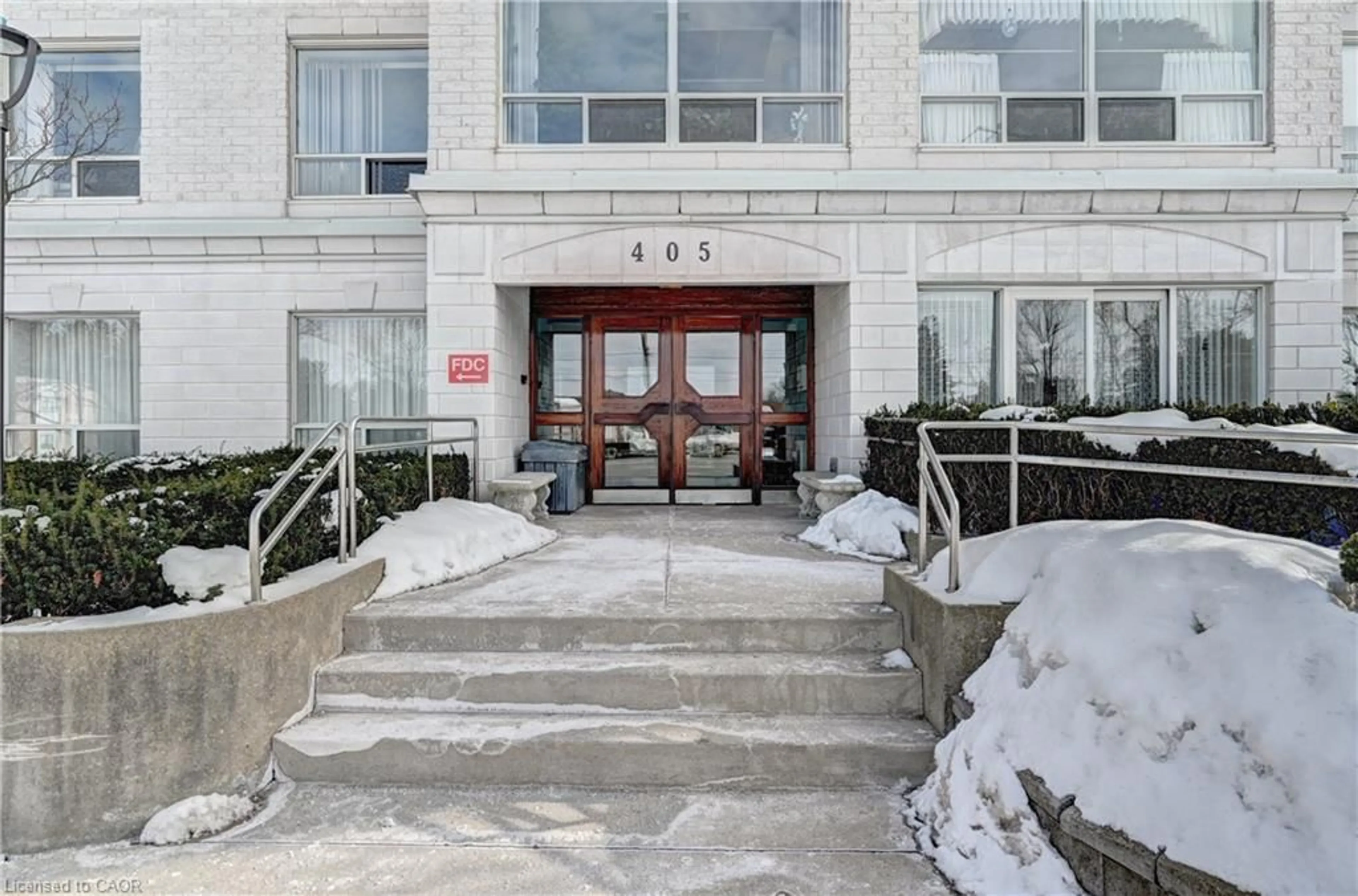 Indoor foyer for 405 Erb St #505, Waterloo Ontario N2L 1W7