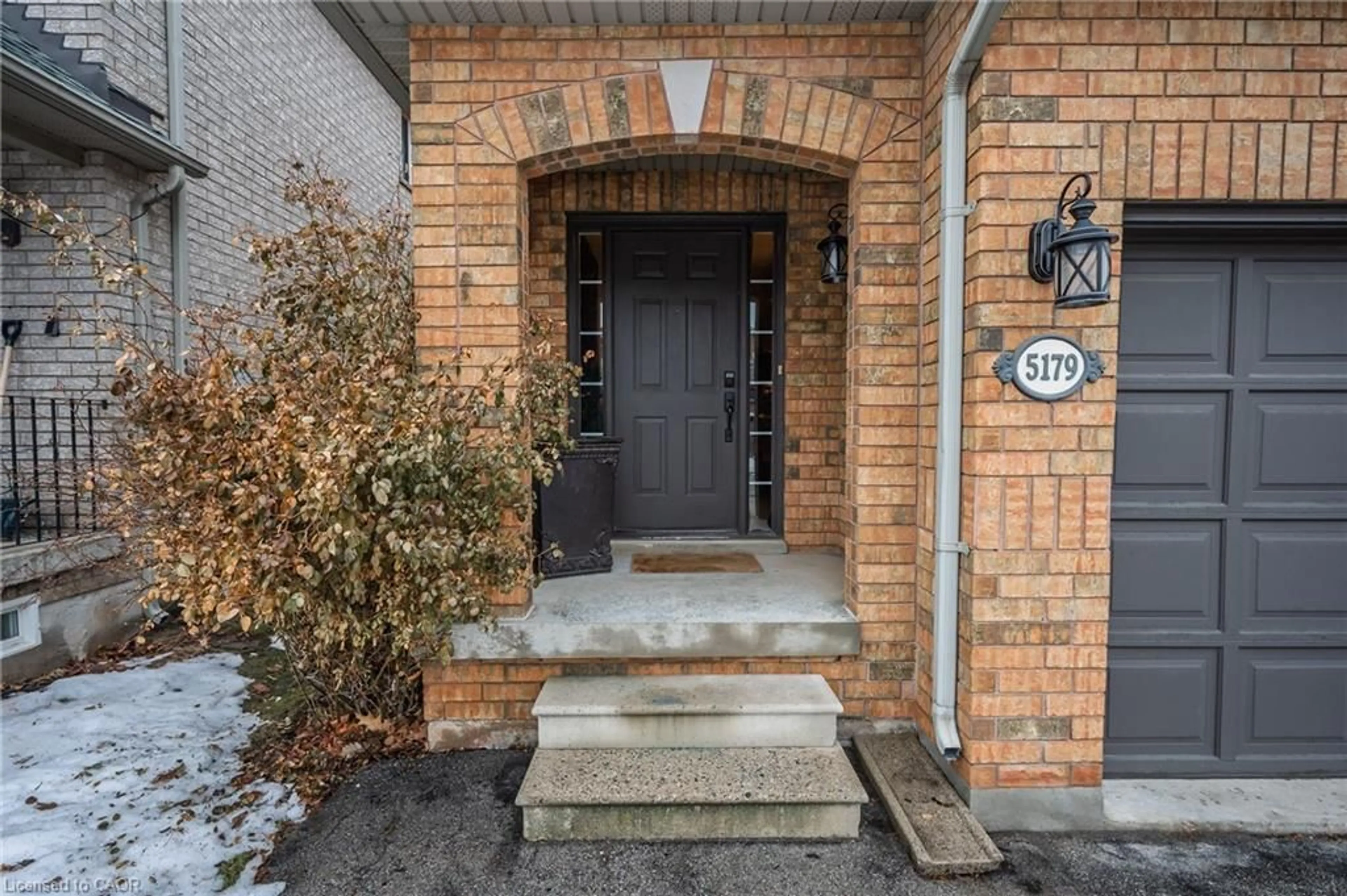 Indoor entryway for 5179 Des Jardines Dr, Burlington Ontario L7L 6P7