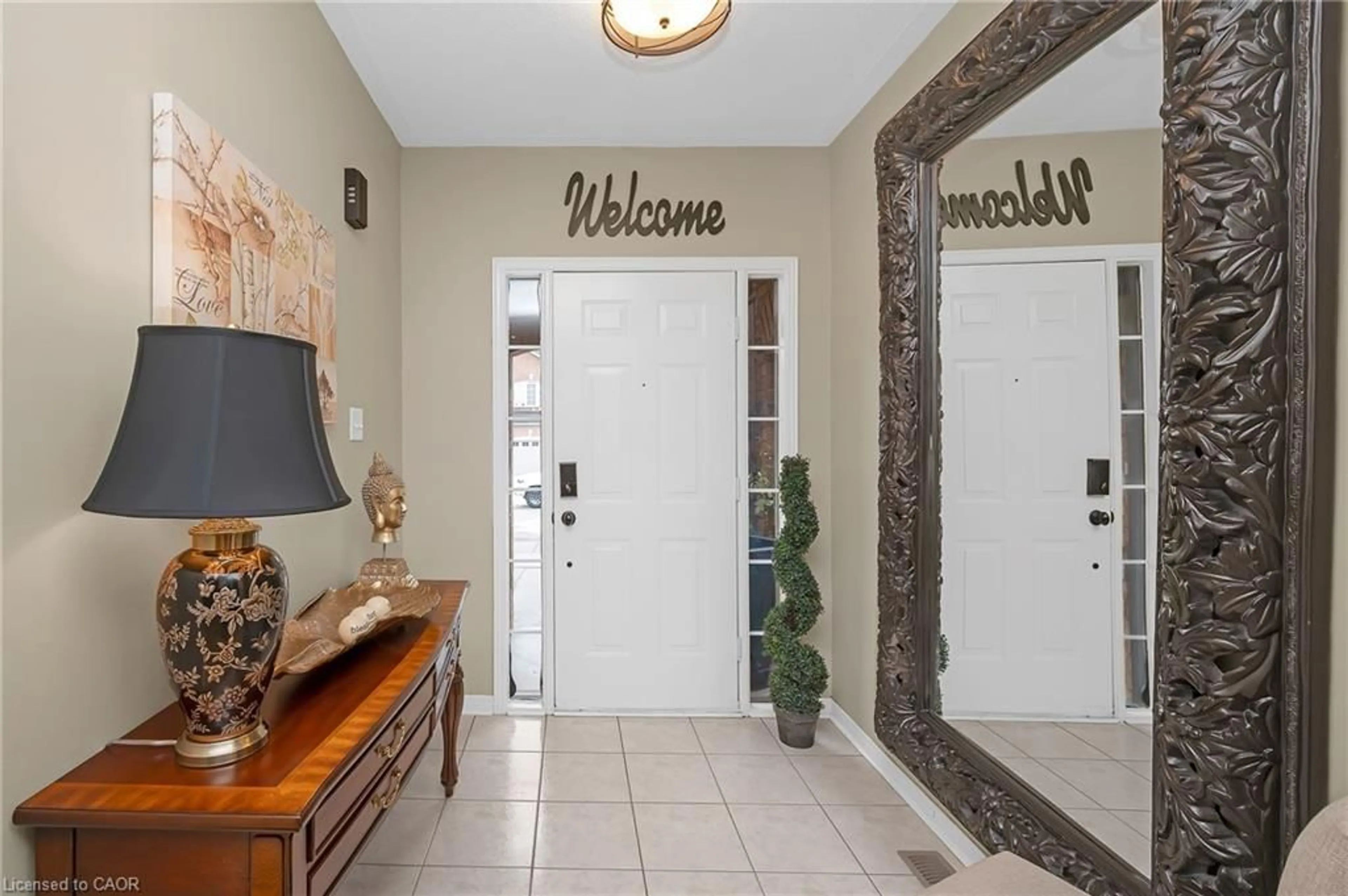 Indoor entryway for 5179 Des Jardines Dr, Burlington Ontario L7L 6P7