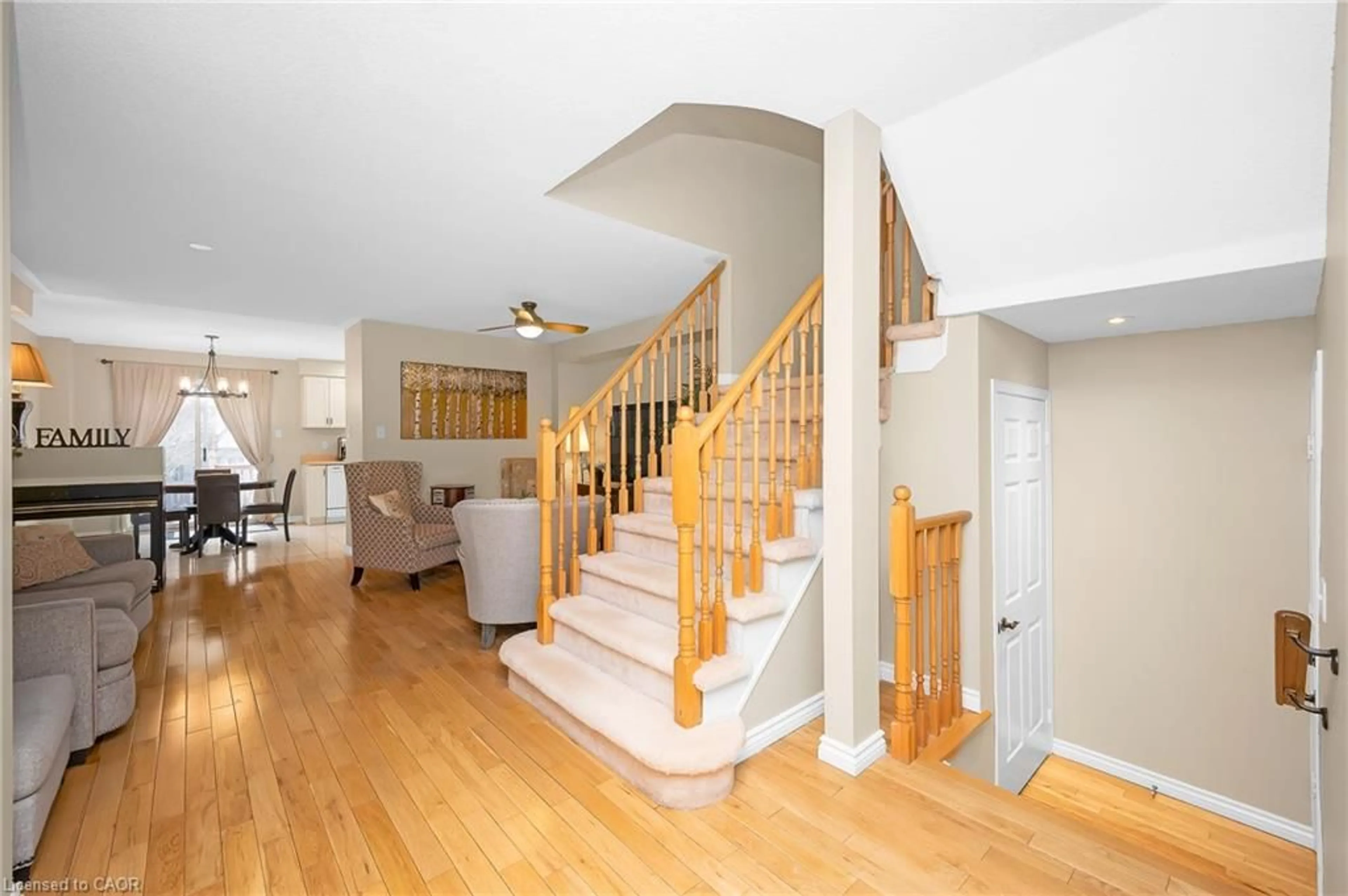 Indoor foyer for 5179 Des Jardines Dr, Burlington Ontario L7L 6P7