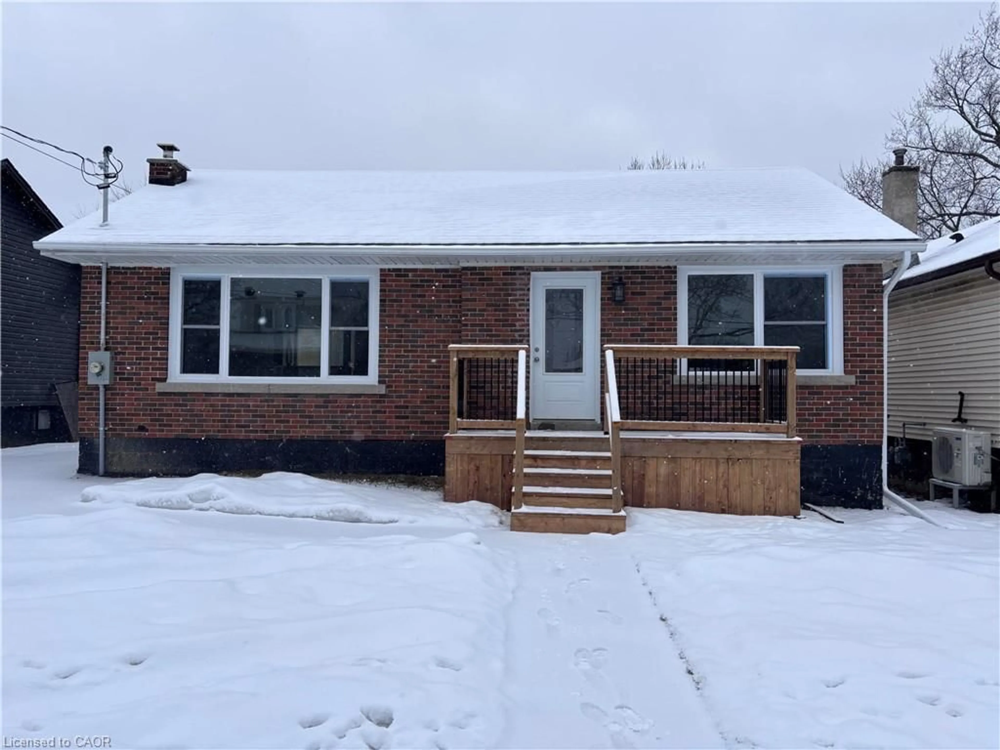 Home with brick exterior material, street for 300 East 43rd St, Hamilton Ontario L8T 3C7