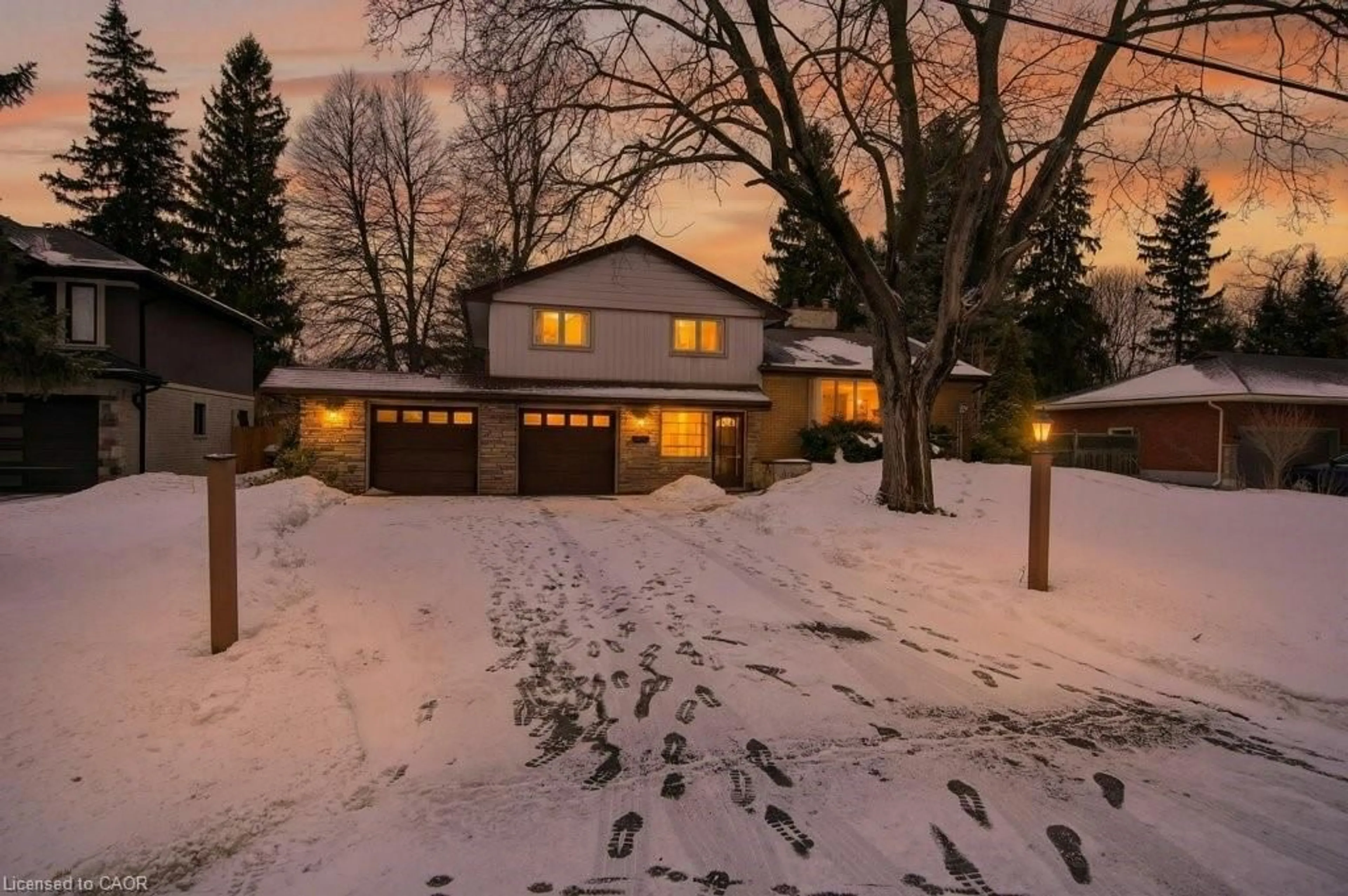 A pic from outside/outdoor area/front of a property/back of a property/a pic from drone, street for 324 Woodworth Dr, Ancaster Ontario L9G 2N1