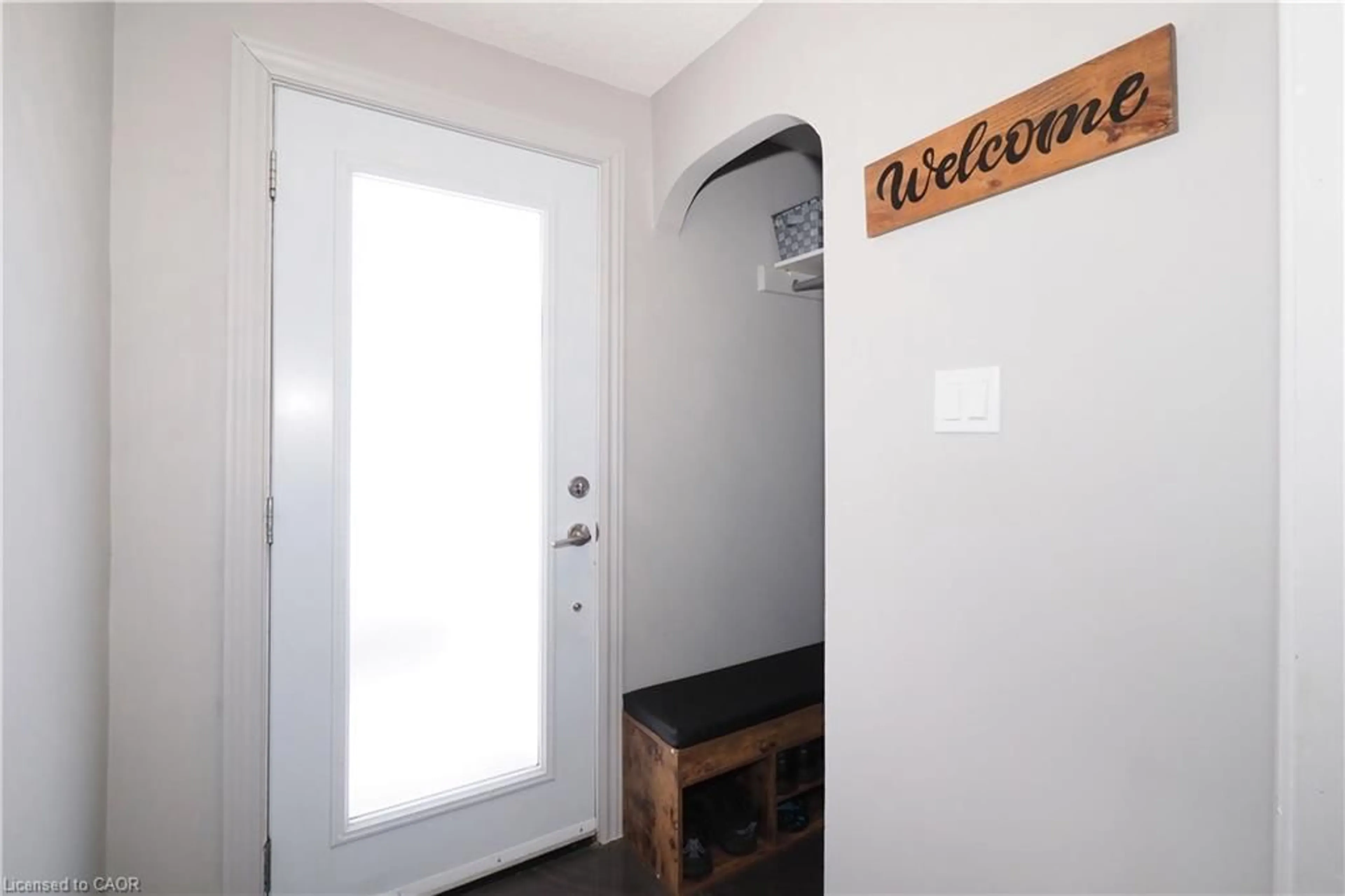 Indoor entryway for 354 Blucher Blvd, Kitchener Ontario N2H 5V9