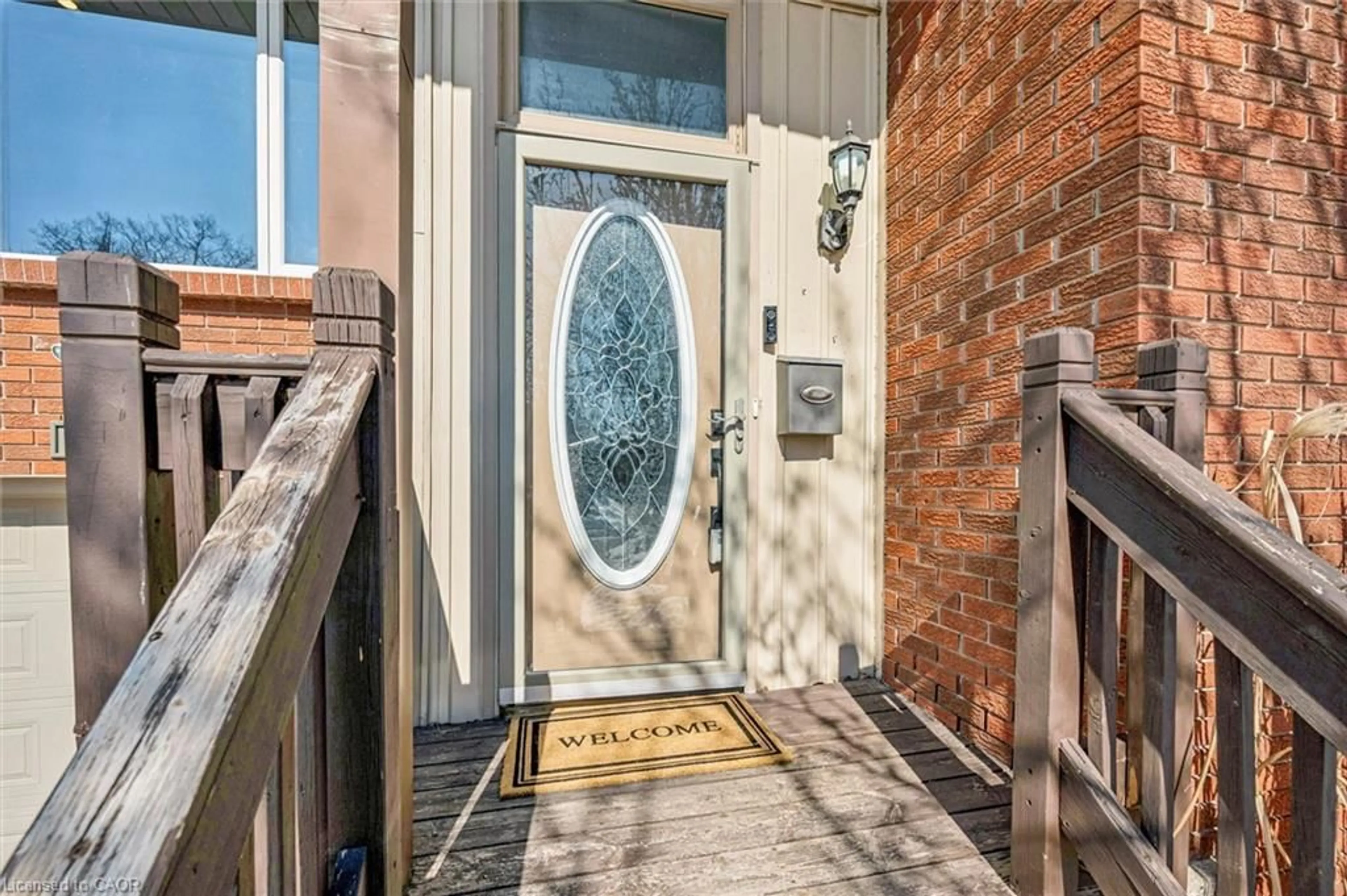 Indoor entryway for 196 Wedgewood Dr, Cambridge Ontario N1S 4P8