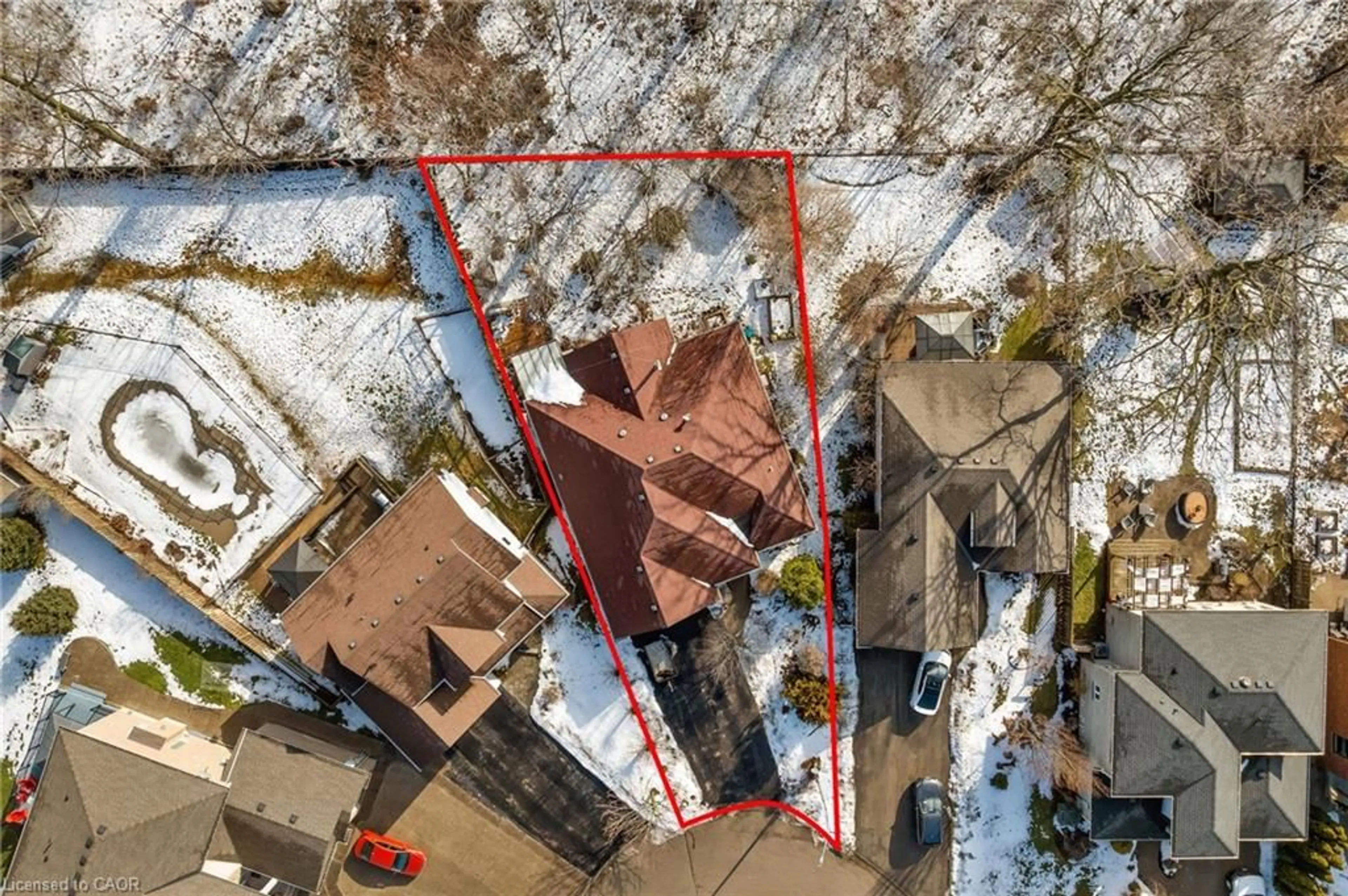 A pic from outside/outdoor area/front of a property/back of a property/a pic from drone, street for 5114 Meadowood Lane, Beamsville Ontario L3J 0J7