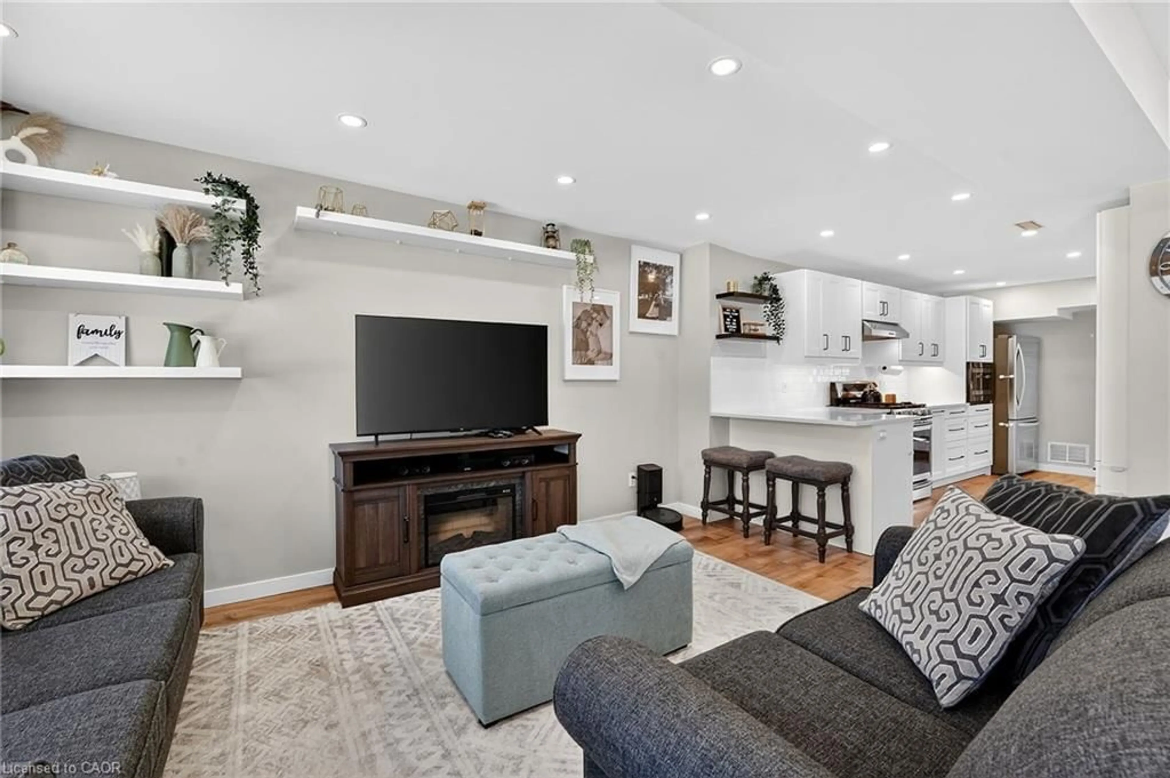 Living room with furniture, unknown for 162 Dufferin St, Smithville Ontario L0R 2A0