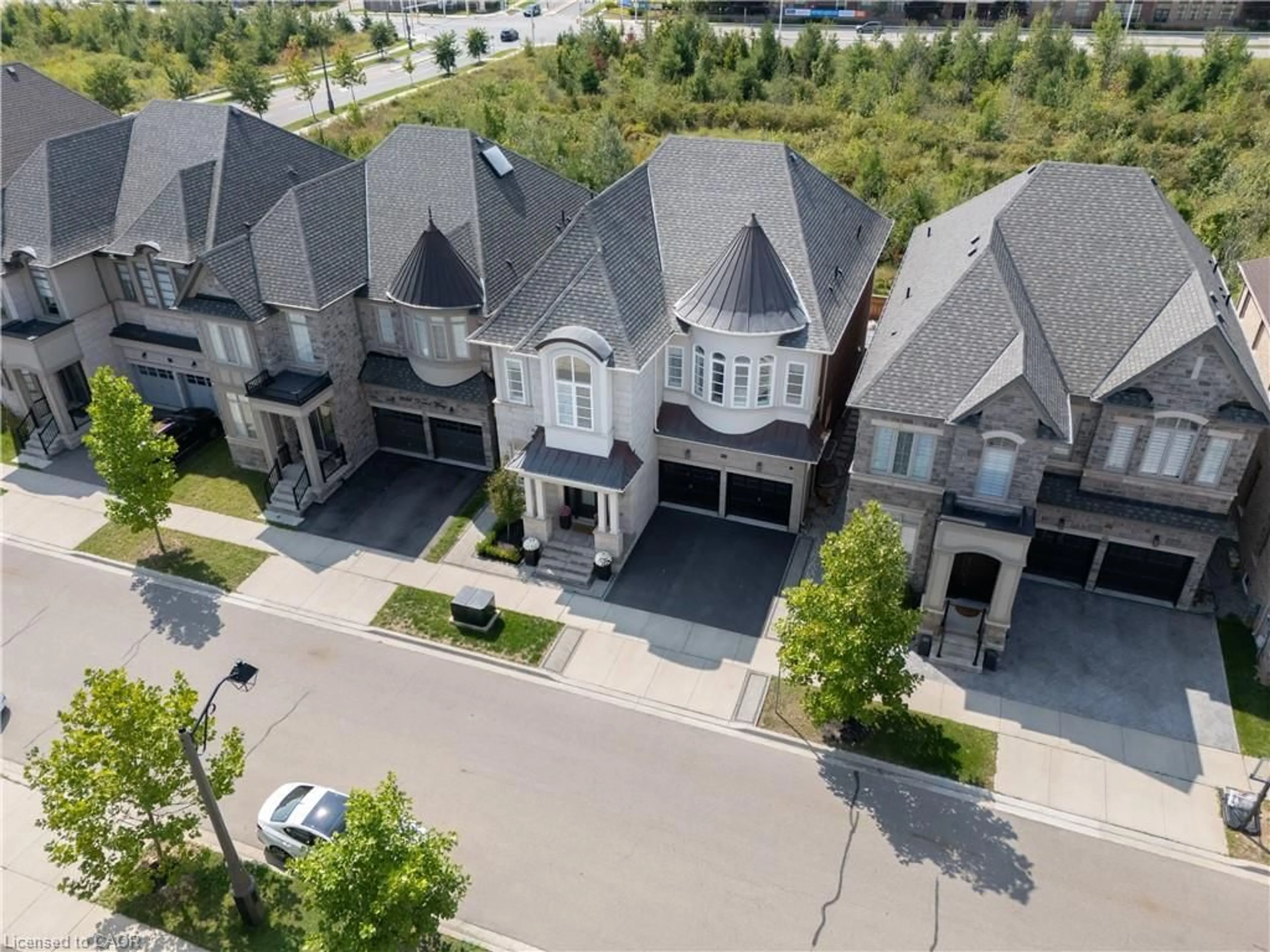 A pic from outside/outdoor area/front of a property/back of a property/a pic from drone, street for 3100 Daniel Way, Oakville Ontario L6H 0V1