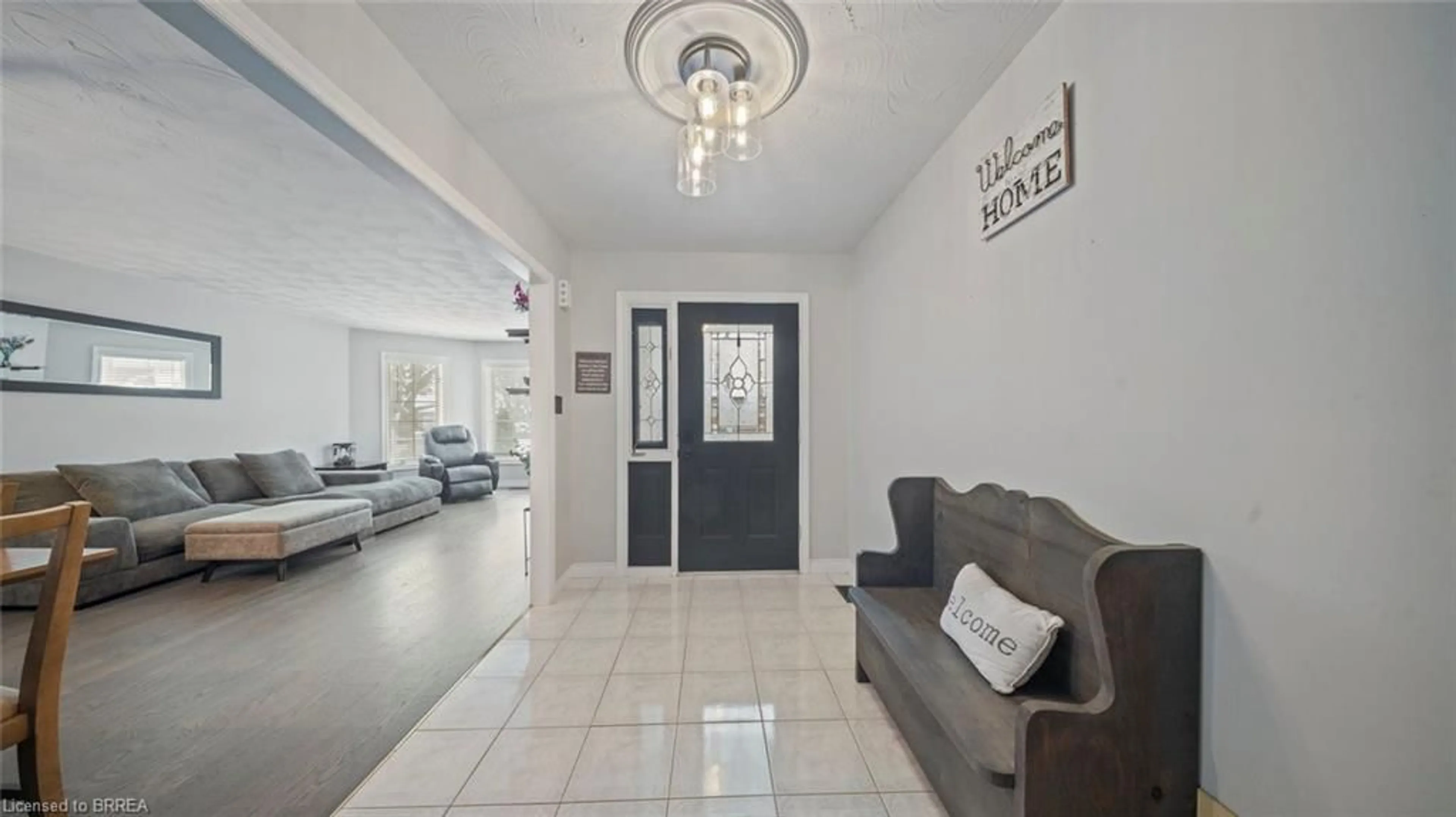 Indoor foyer for 75 Maplecrest Lane, Brantford Ontario N3R 7T8