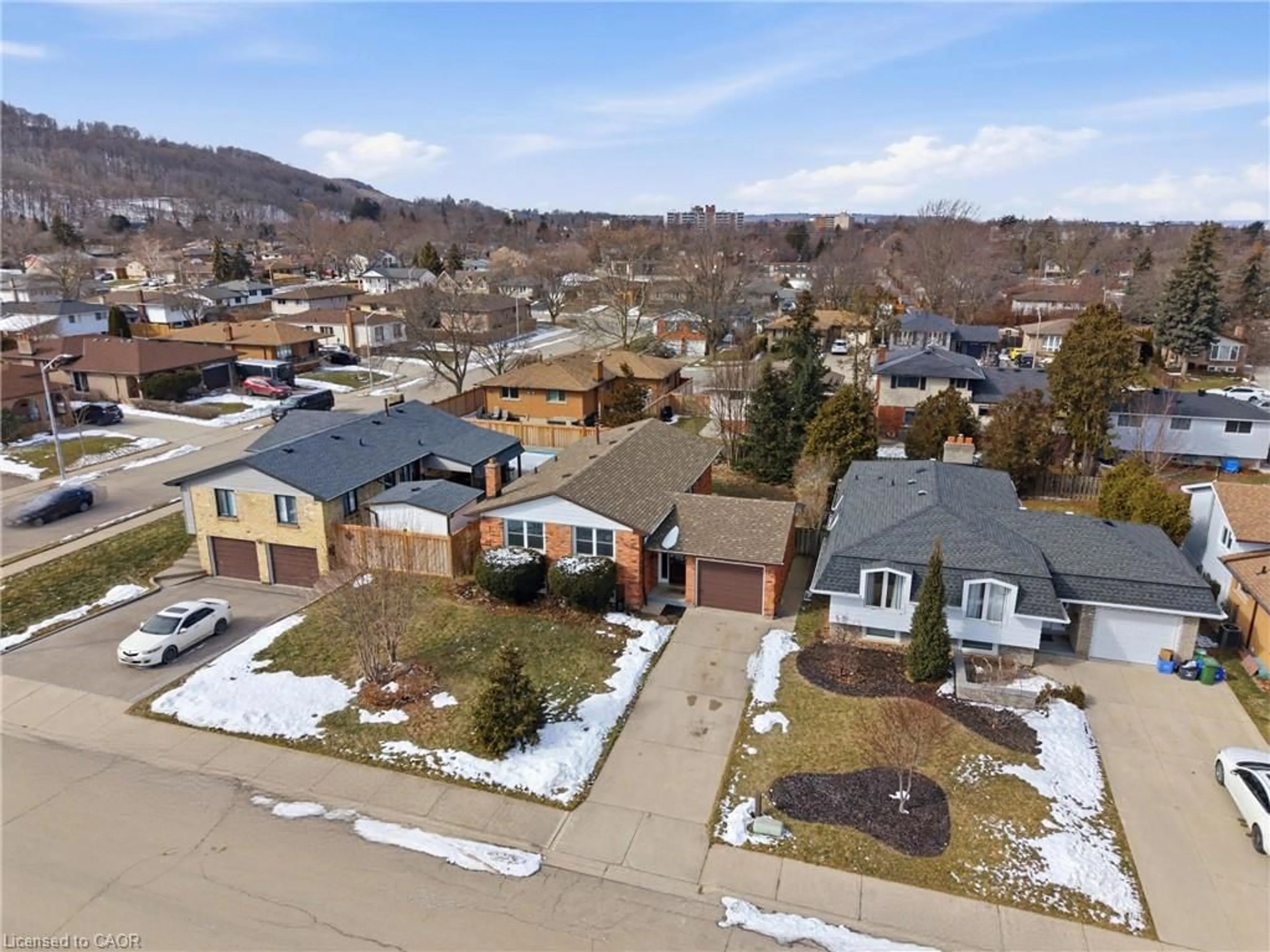 A pic from outside/outdoor area/front of a property/back of a property/a pic from drone, street for 3 Vanderwood Crt, Stoney Creek Ontario L8G 2Y5