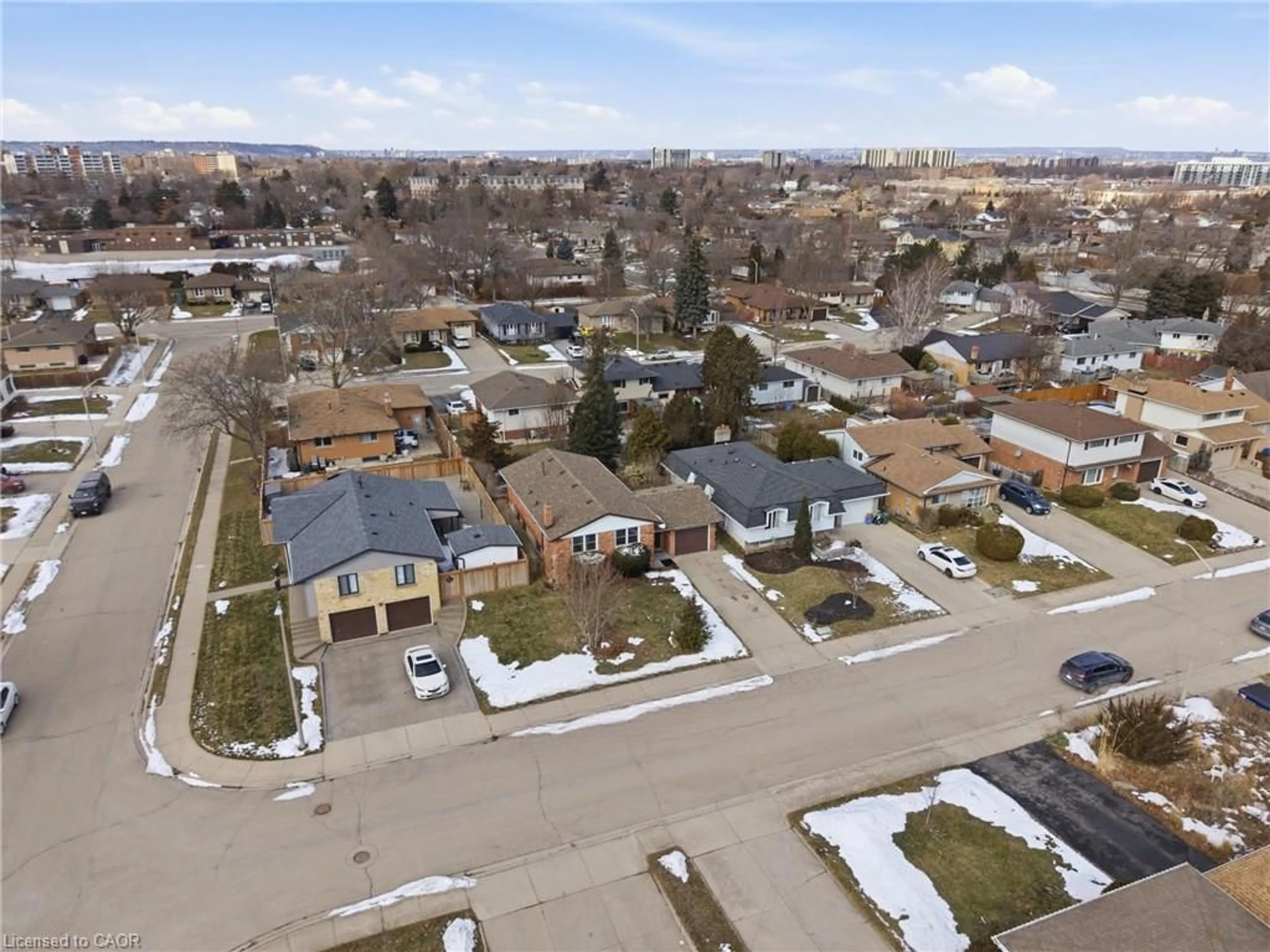 A pic from outside/outdoor area/front of a property/back of a property/a pic from drone, street for 3 Vanderwood Crt, Stoney Creek Ontario L8G 2Y5