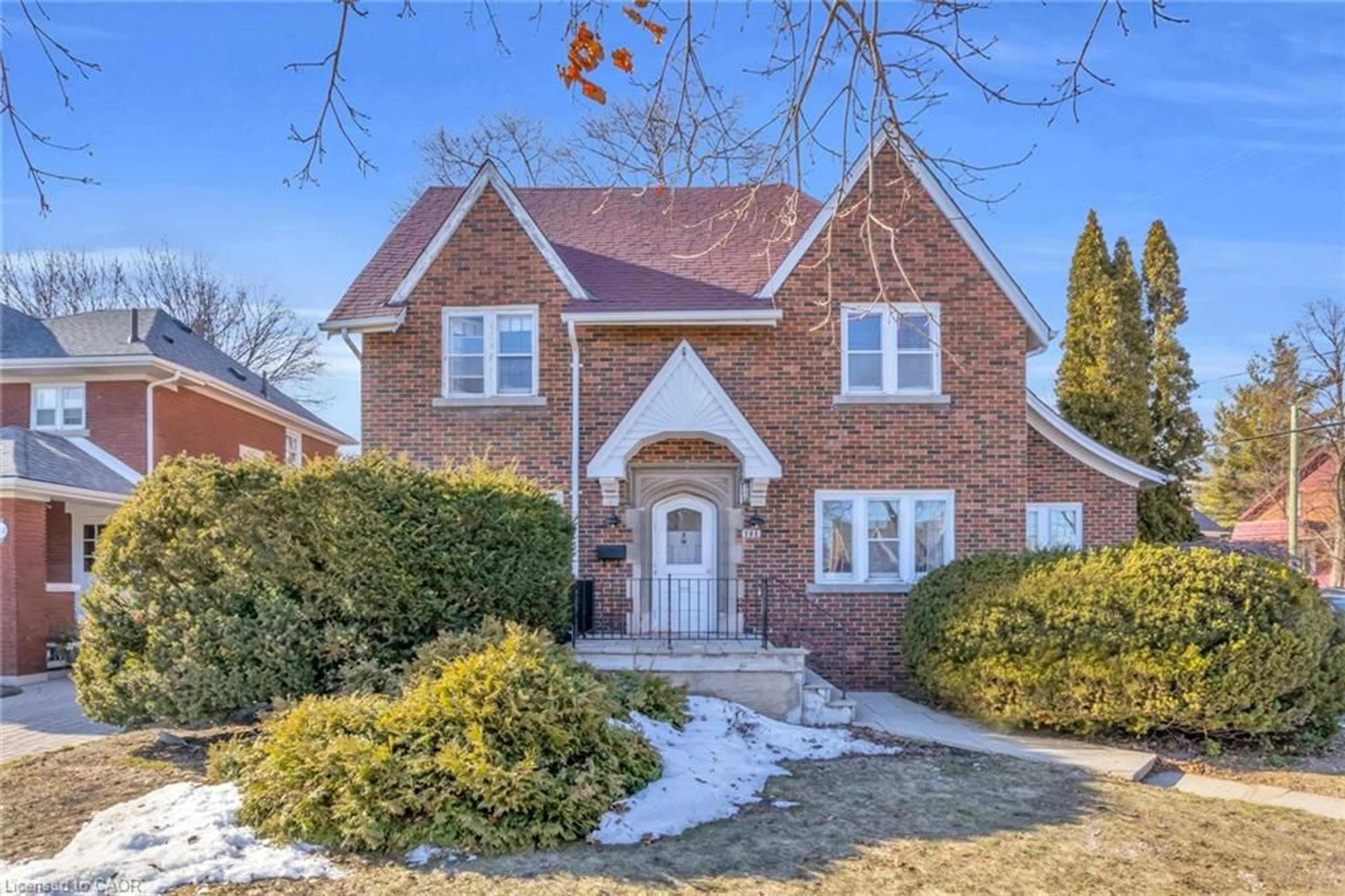 Home with brick exterior material, street for 808 Queens Blvd, Kitchener Ontario N2M 1A7