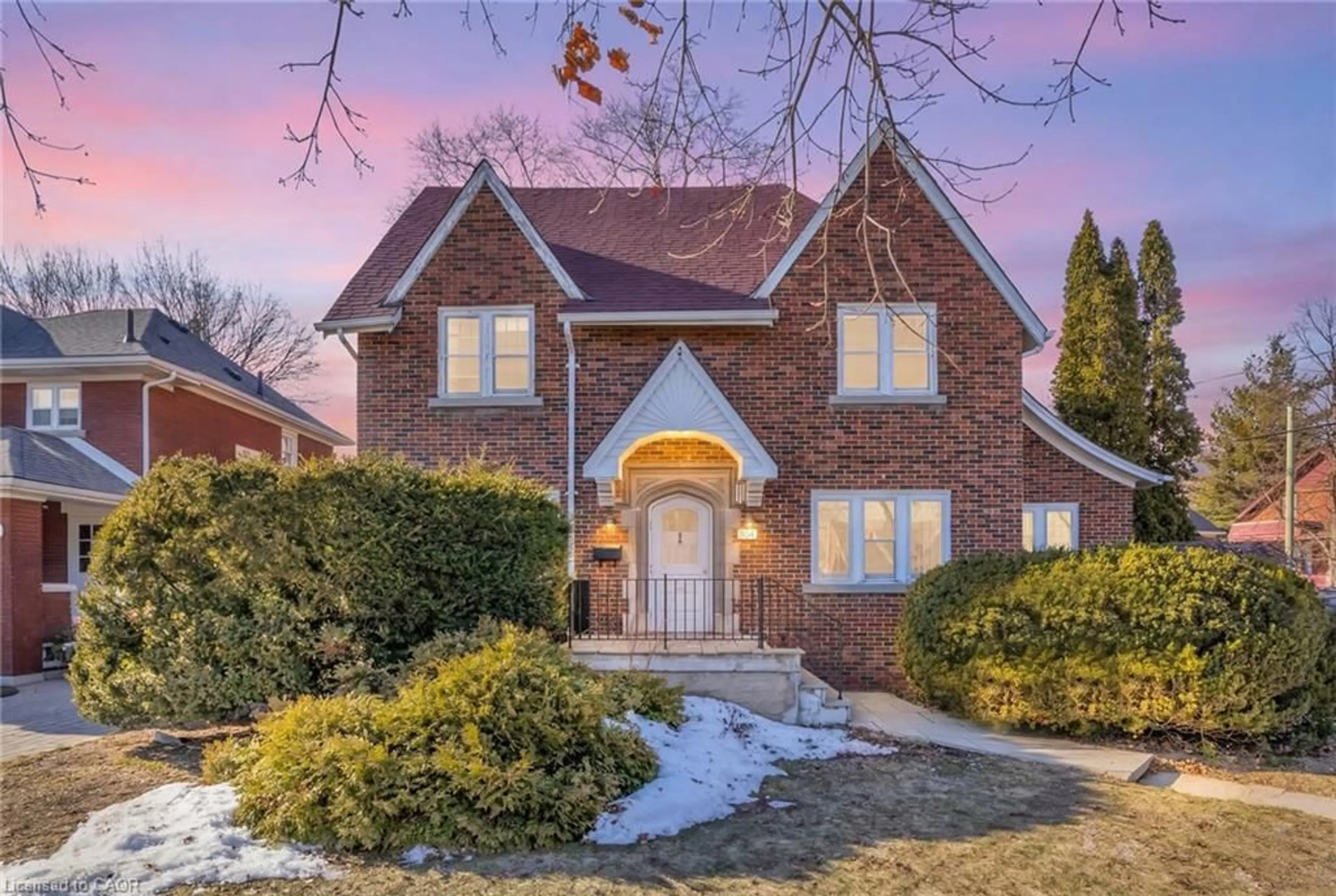 Home with brick exterior material, street for 808 Queens Blvd, Kitchener Ontario N2M 1A7