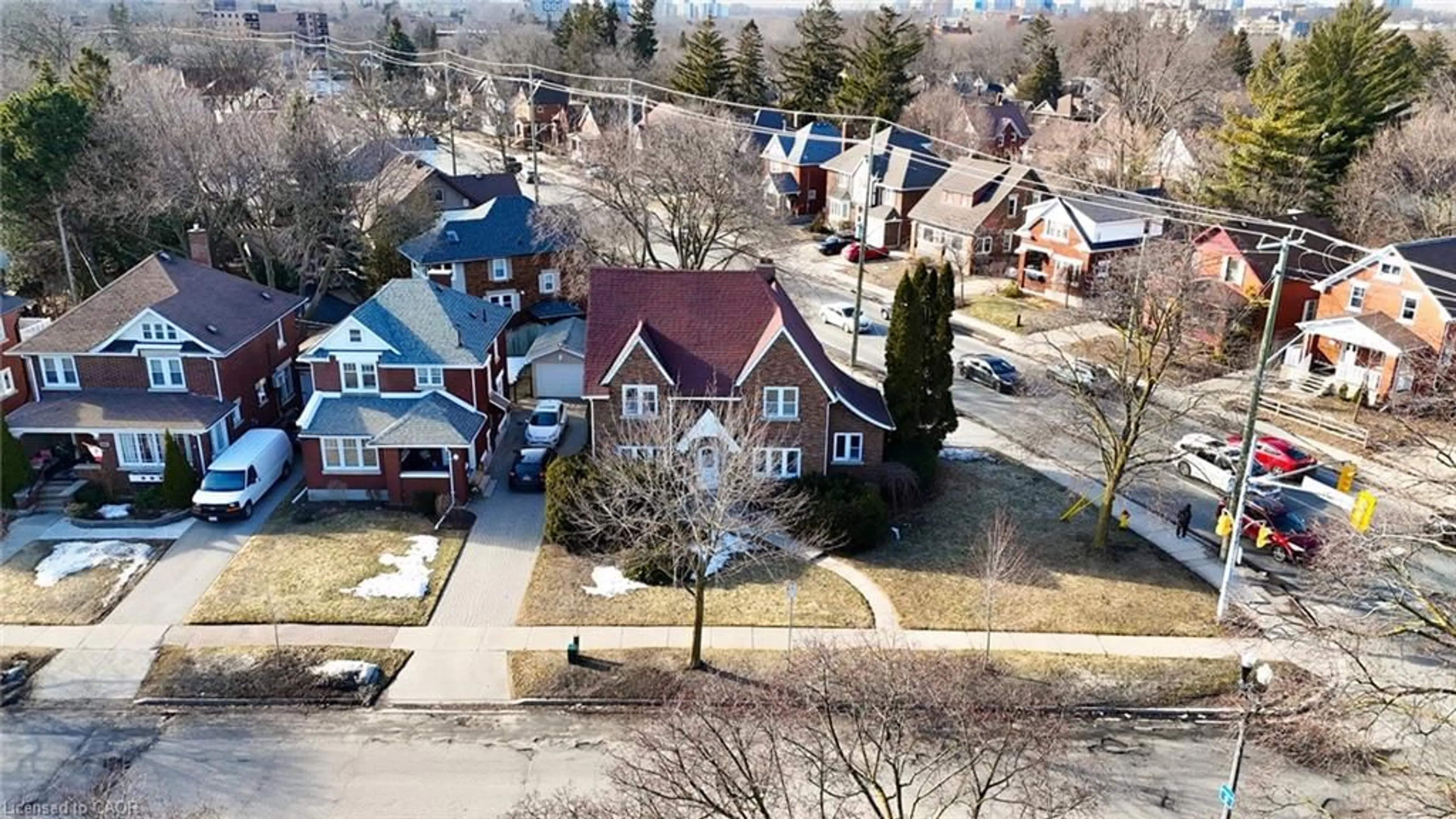 A pic from outside/outdoor area/front of a property/back of a property/a pic from drone, street for 808 Queens Blvd, Kitchener Ontario N2M 1A7