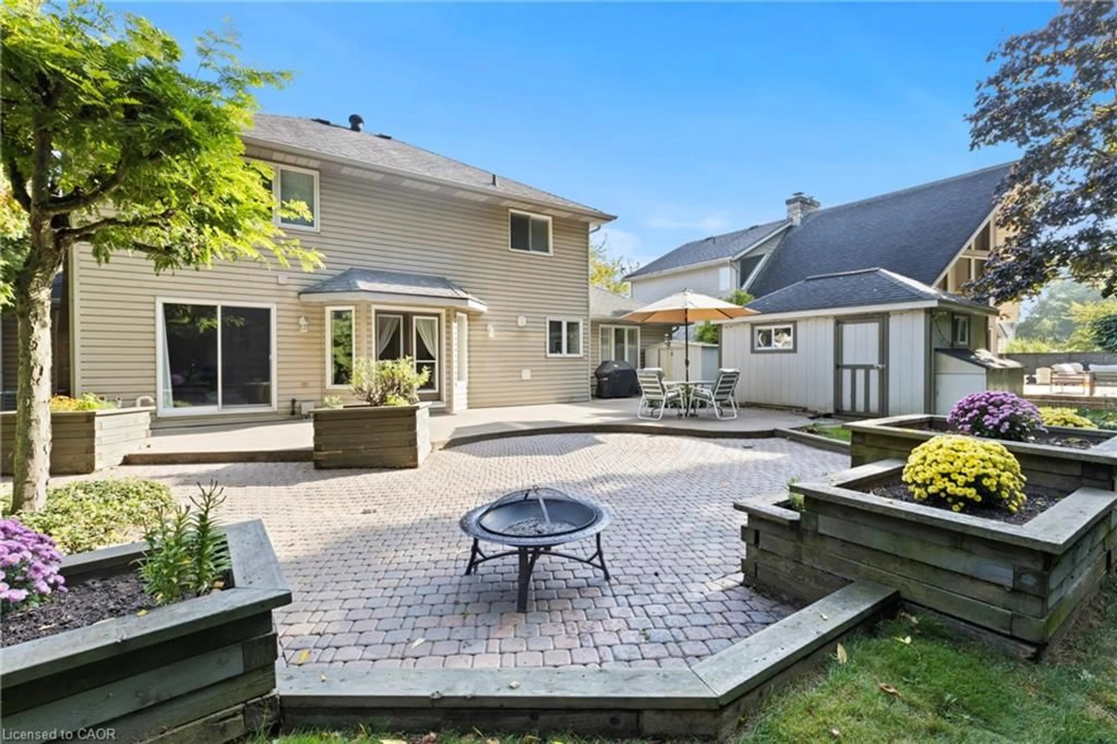 Patio, street for 3602 Glen Elgin Dr, Jordan Ontario L0R 1S0