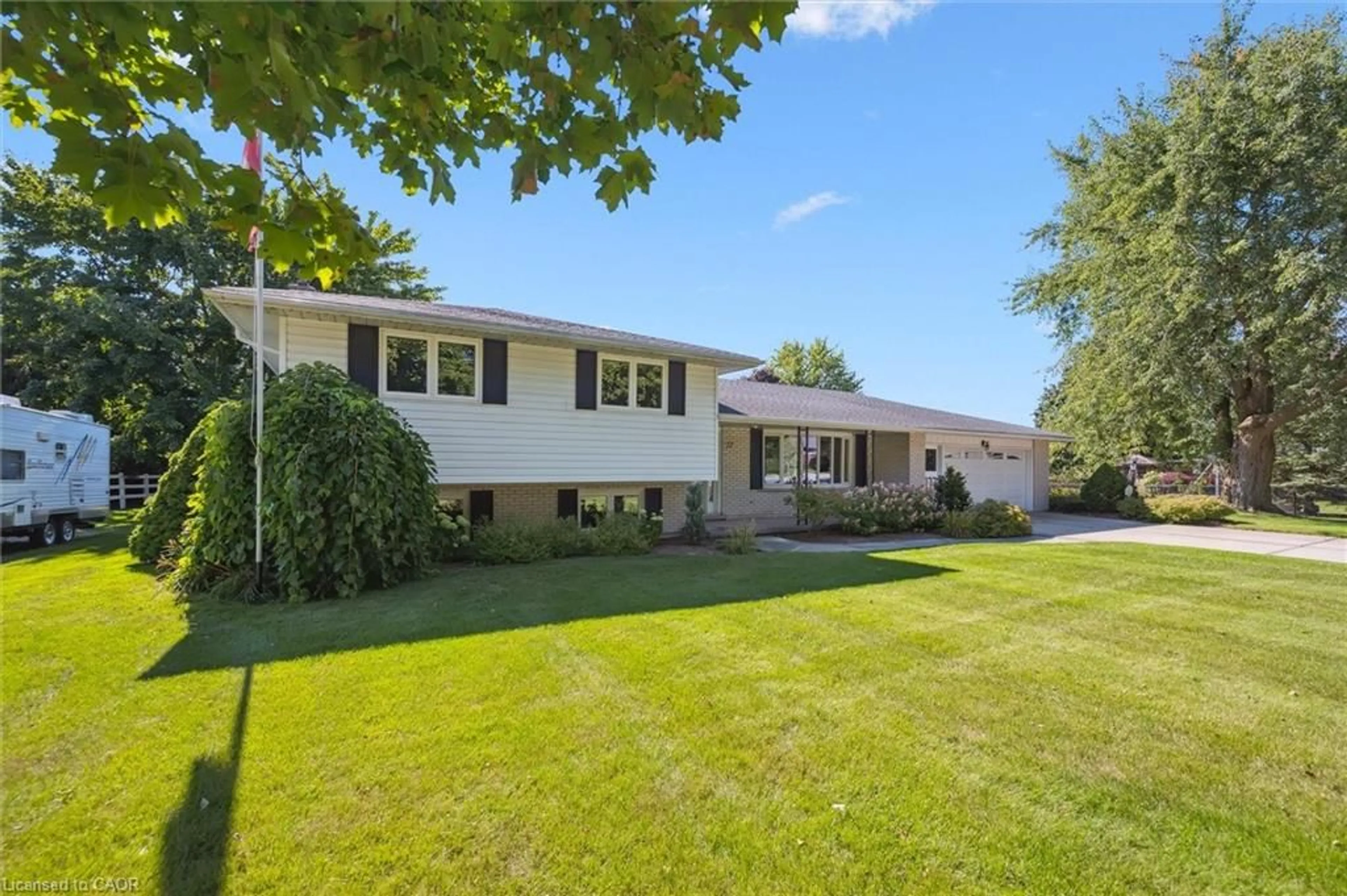 Home with vinyl exterior material, street for 27 Peel St E, Alma Ontario N0B 1A0