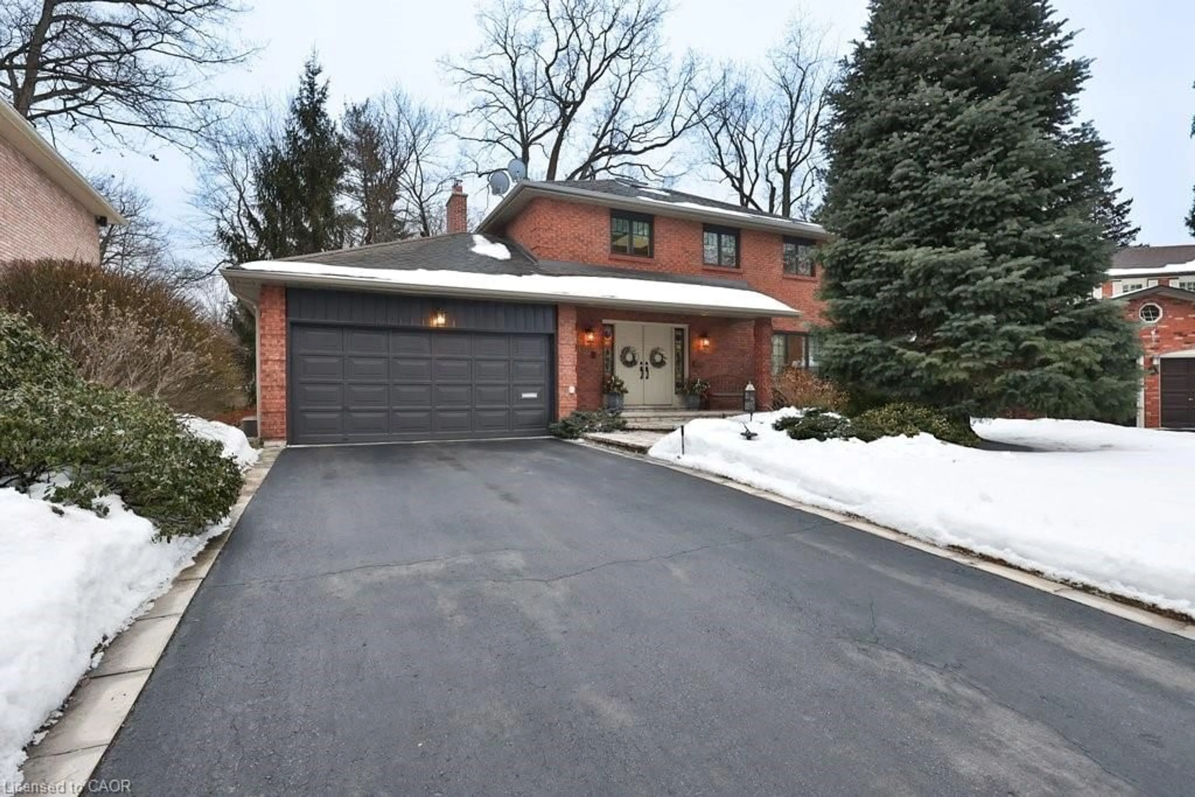 Home with brick exterior material, street for 1048 Veroli Crt, Mississauga Ontario L5H 4B9
