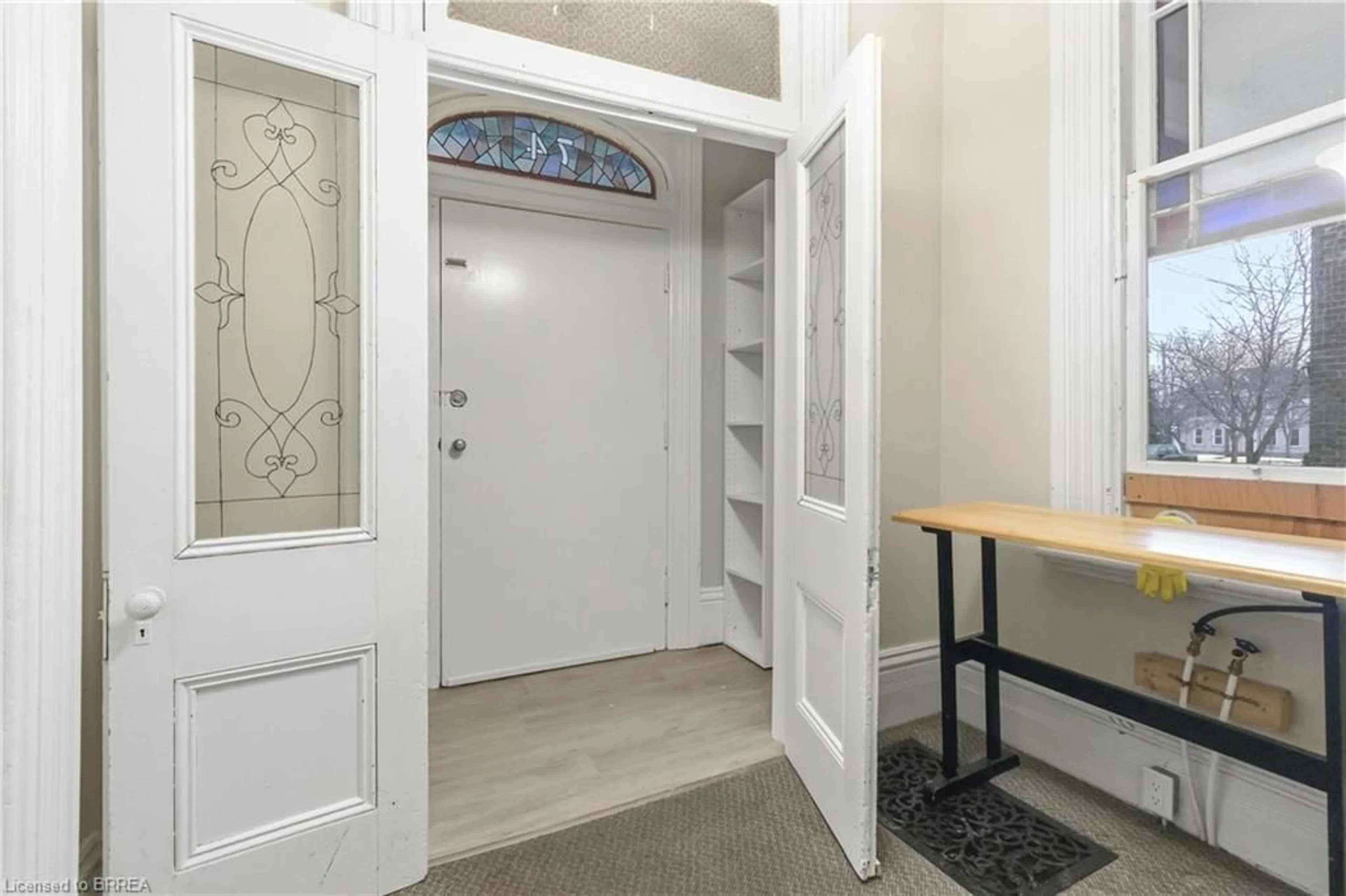 Indoor entryway for 74 Pearl St, Brantford Ontario N3T 3N7