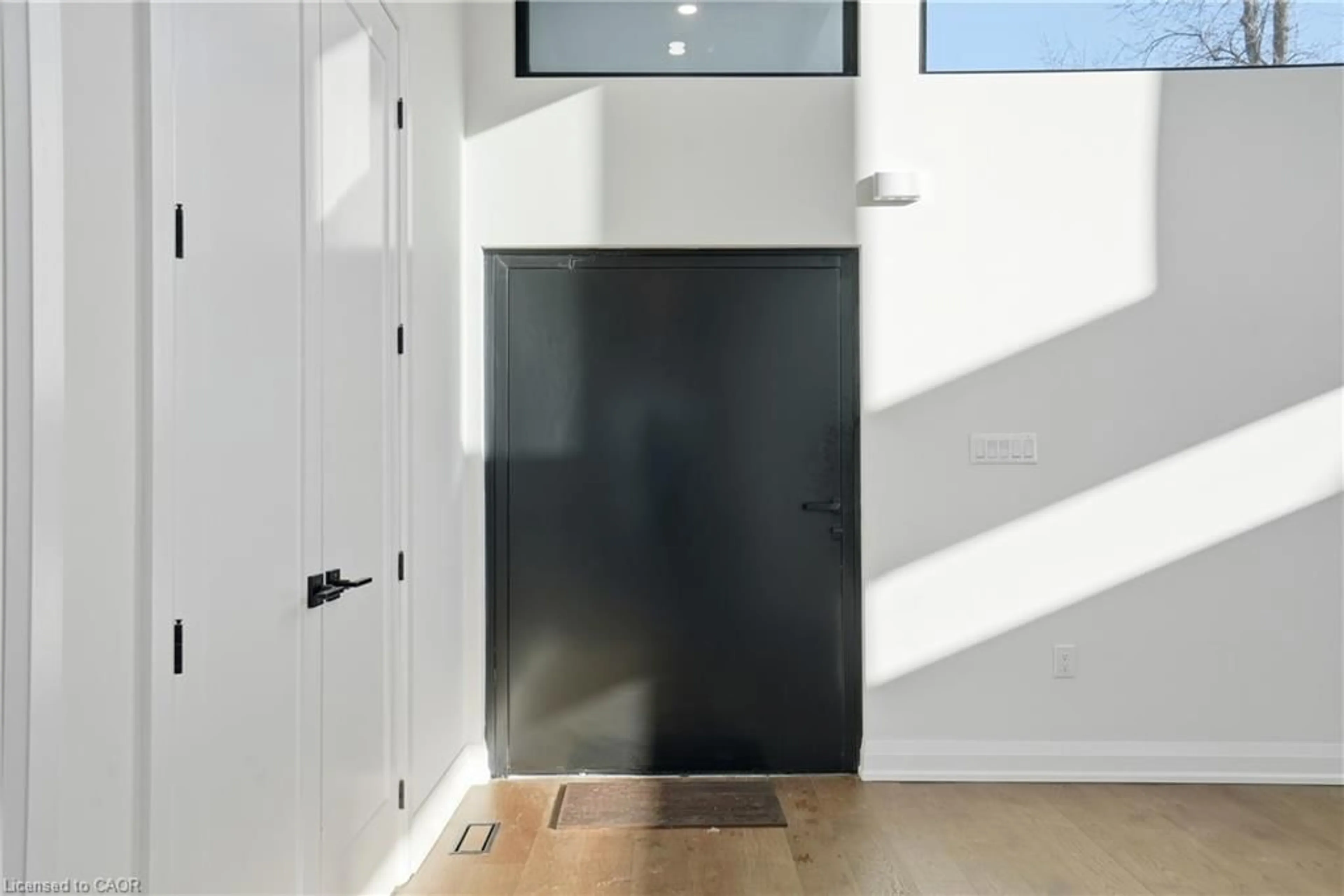 Indoor entryway for 36 Windermere Rd, Hamilton Ontario L8E 5G5