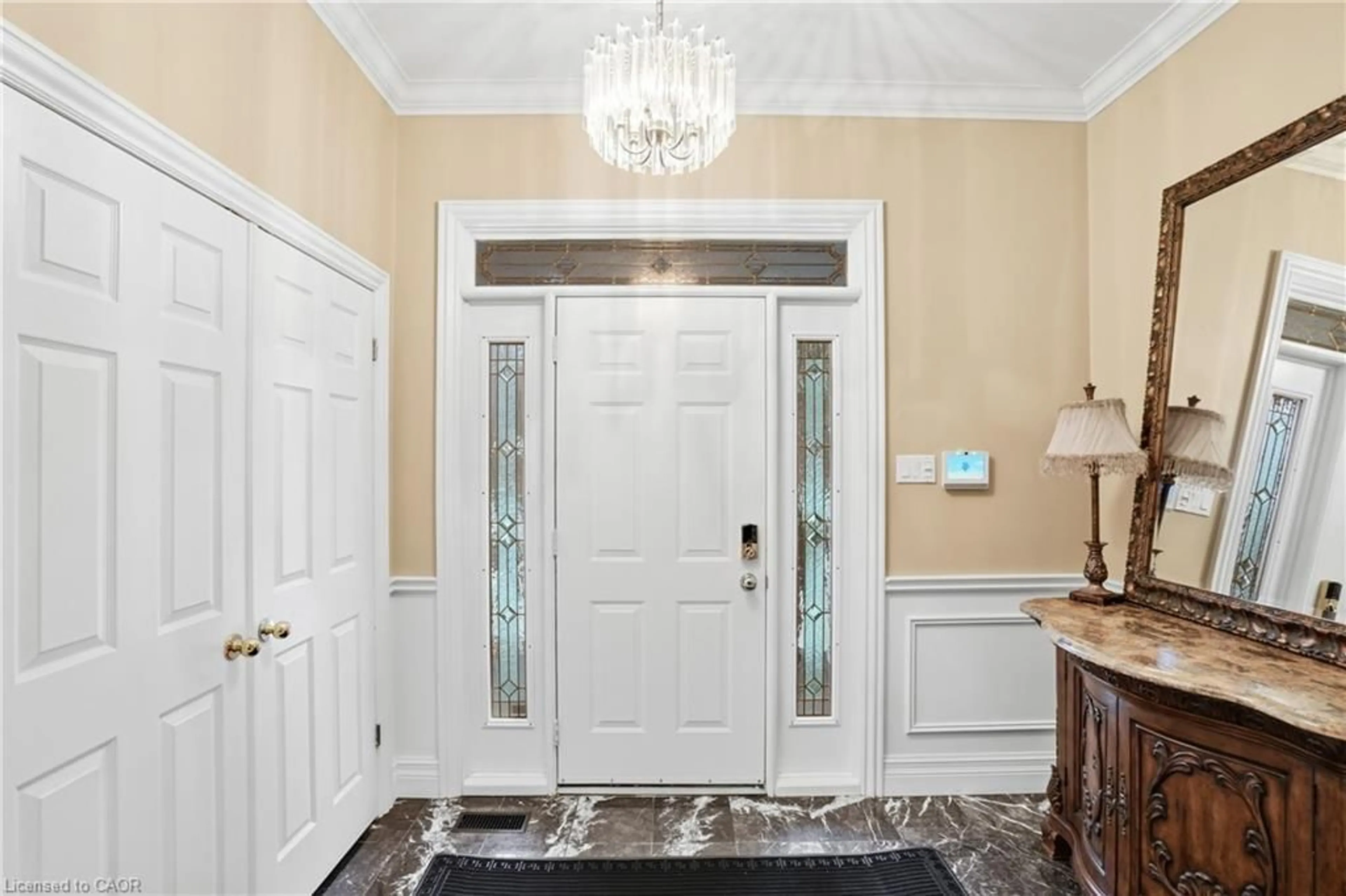 Indoor entryway for 1121 Forestvale Dr, Burlington Ontario L7P 4W3