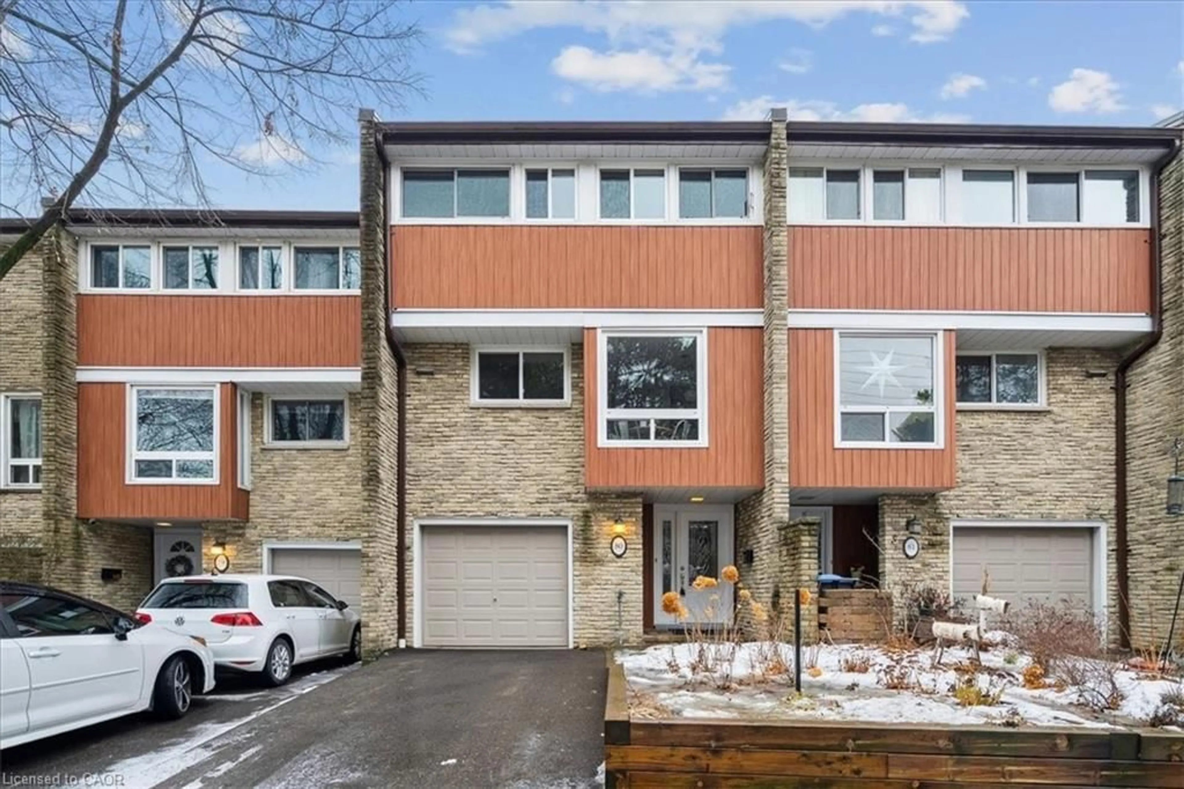 Home with brick exterior material, street for 915 Inverhouse Dr #80, Mississauga Ontario L5J 4B2