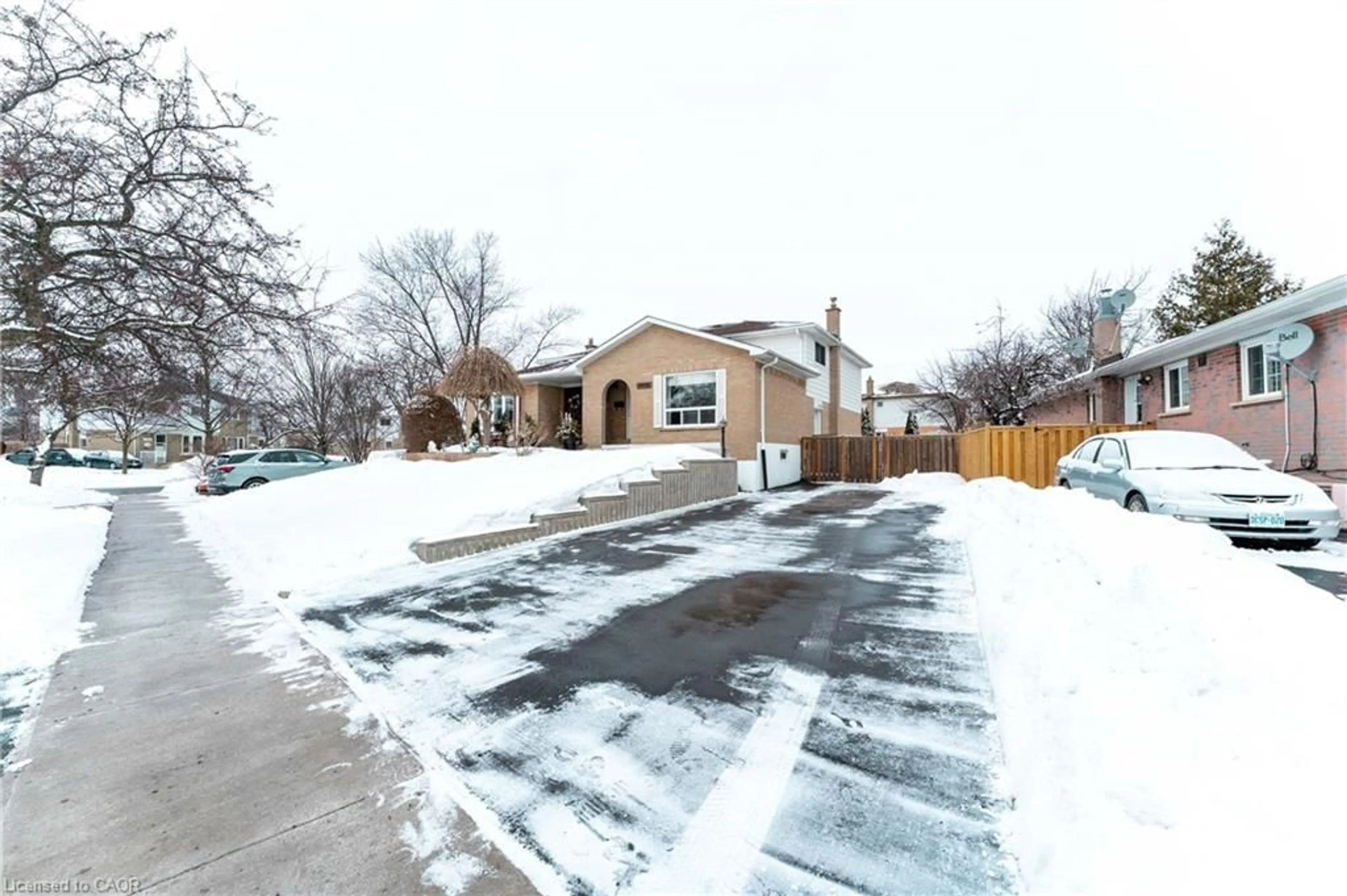 A pic from outside/outdoor area/front of a property/back of a property/a pic from drone, street for 3414 Galena Cres, Mississauga Ontario L5A 3L8