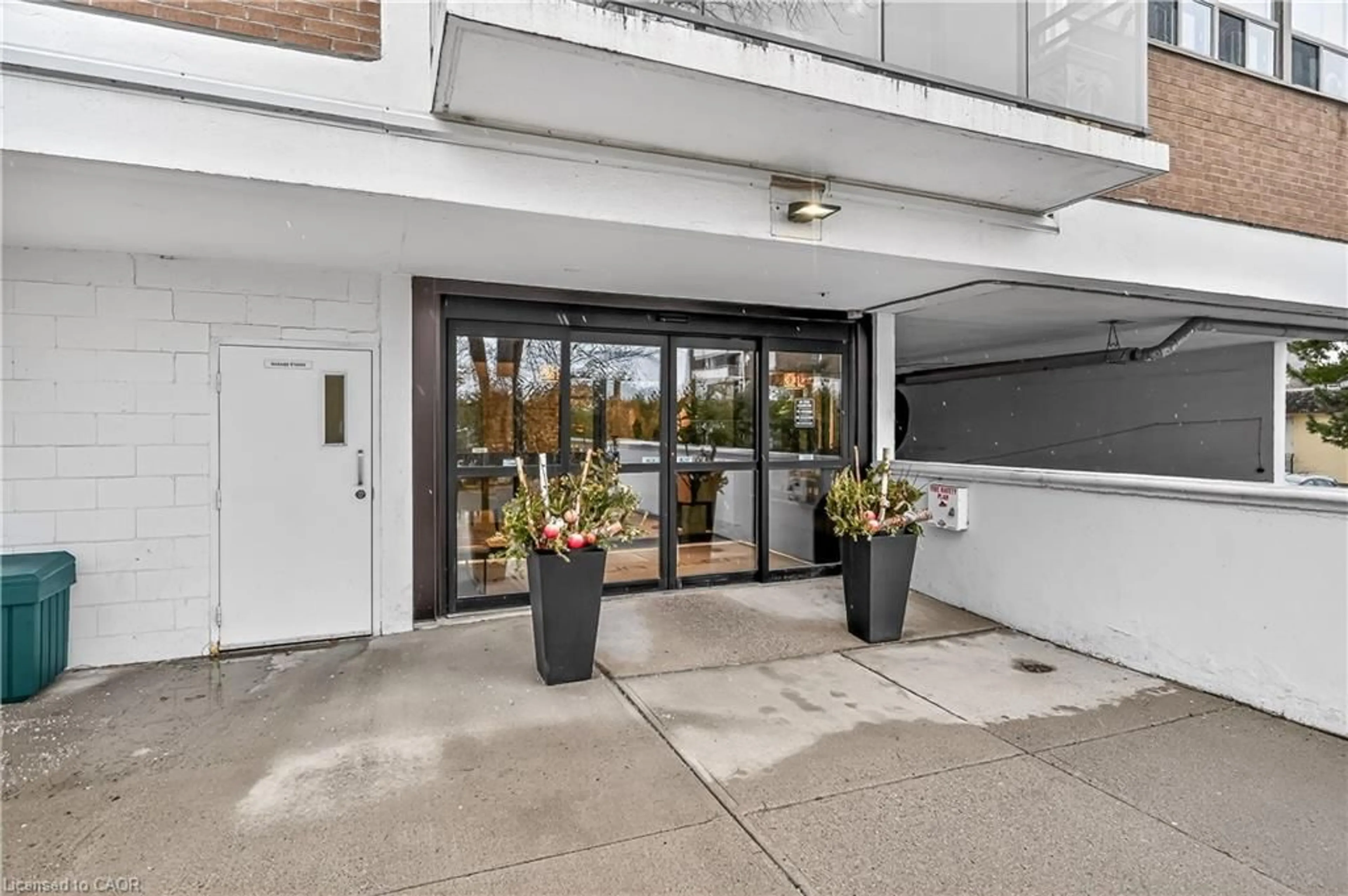 Indoor foyer for 212 Kerr St #702, Oakville Ontario L6K 3B1